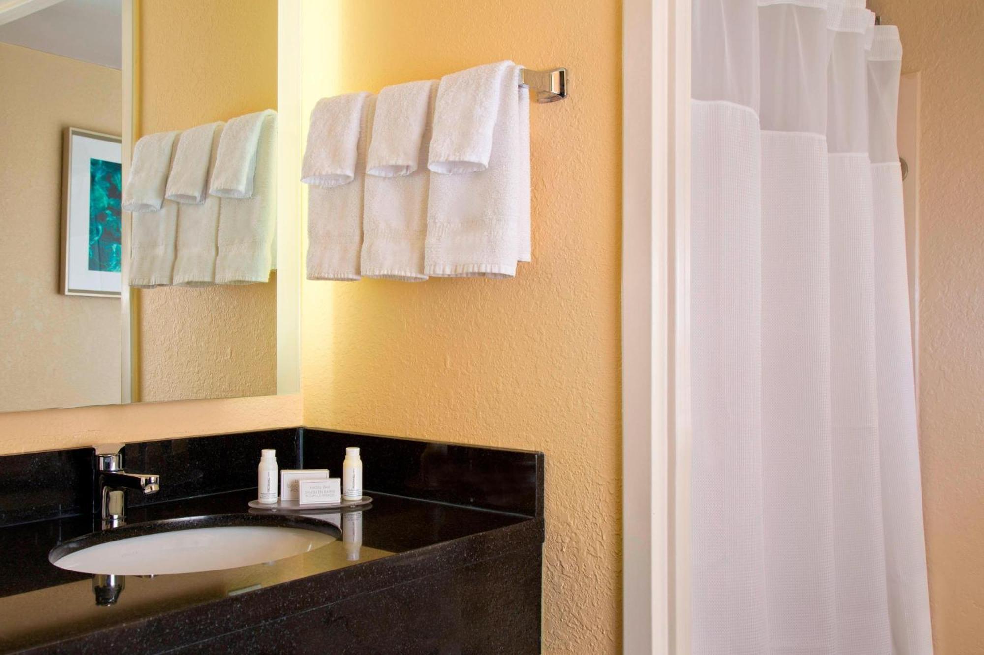 Traditionelles Doppelzimmer mit 2 Doppelbetten und angepasster Badewanne, barrierefrei und für Hörgeschädigte geeignet