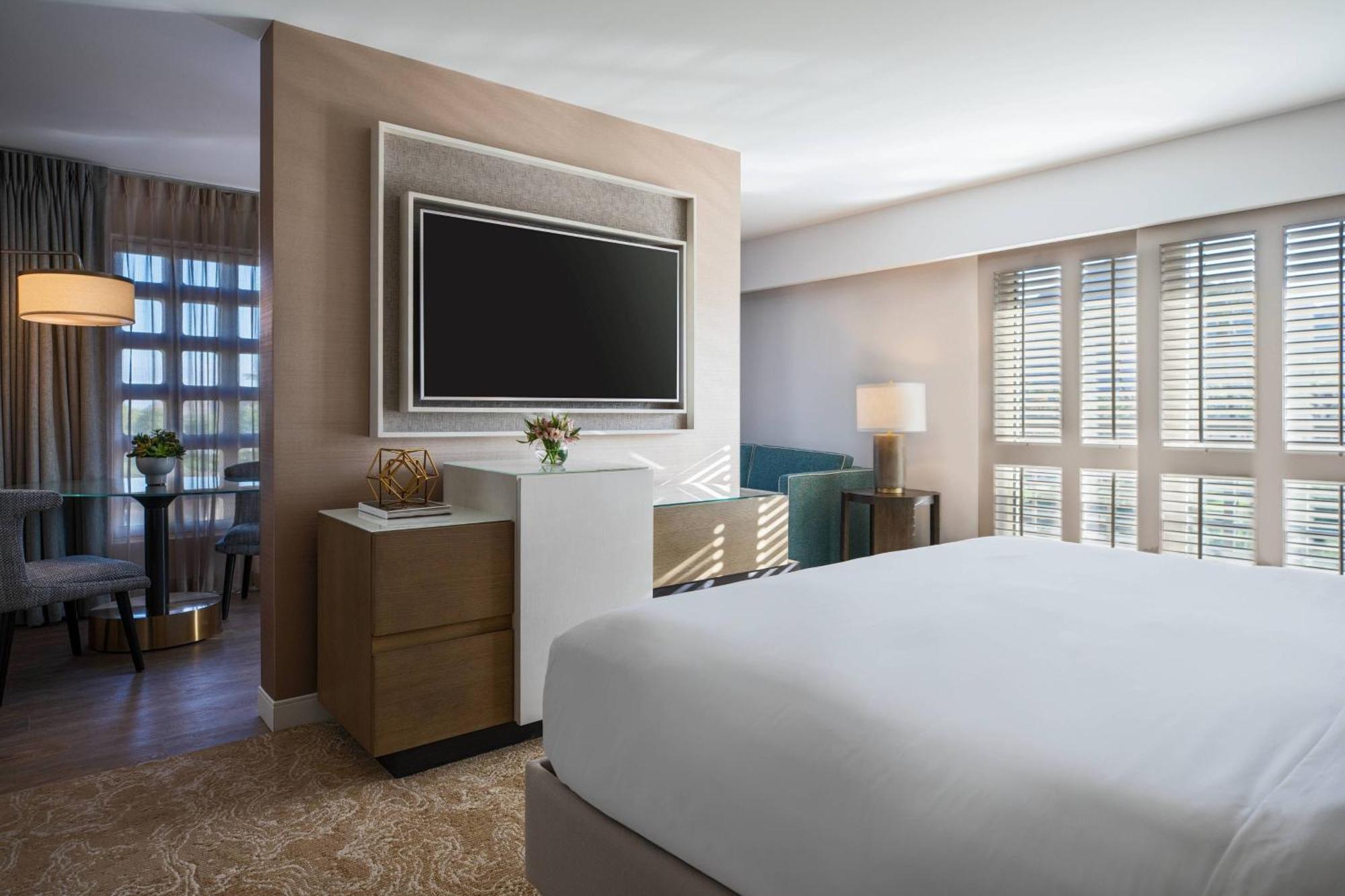 1 Bedroom Studio Suite 1 King Sofa bed Balcony