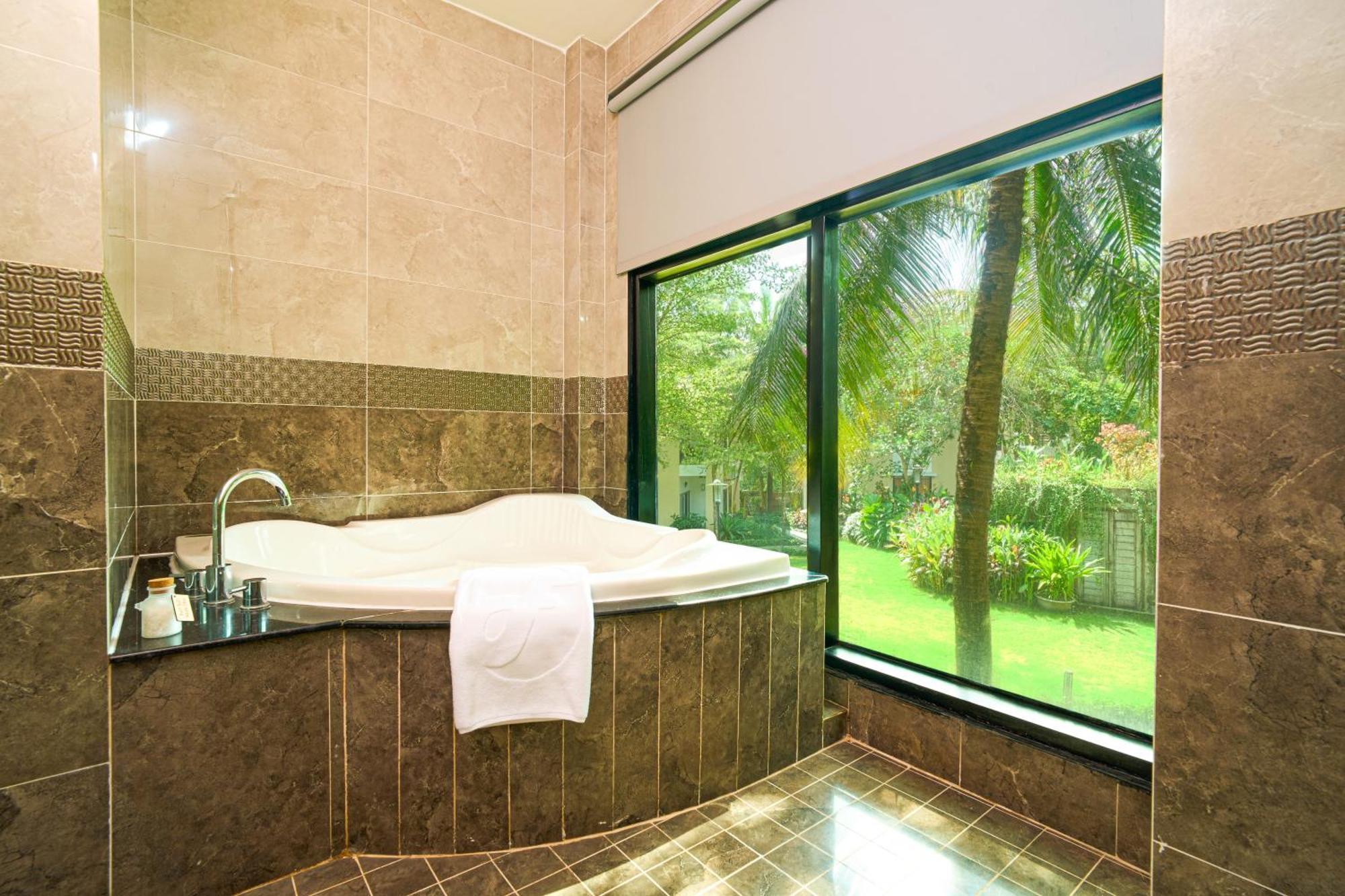 Deluxe Garden View - Daily Minibar Included