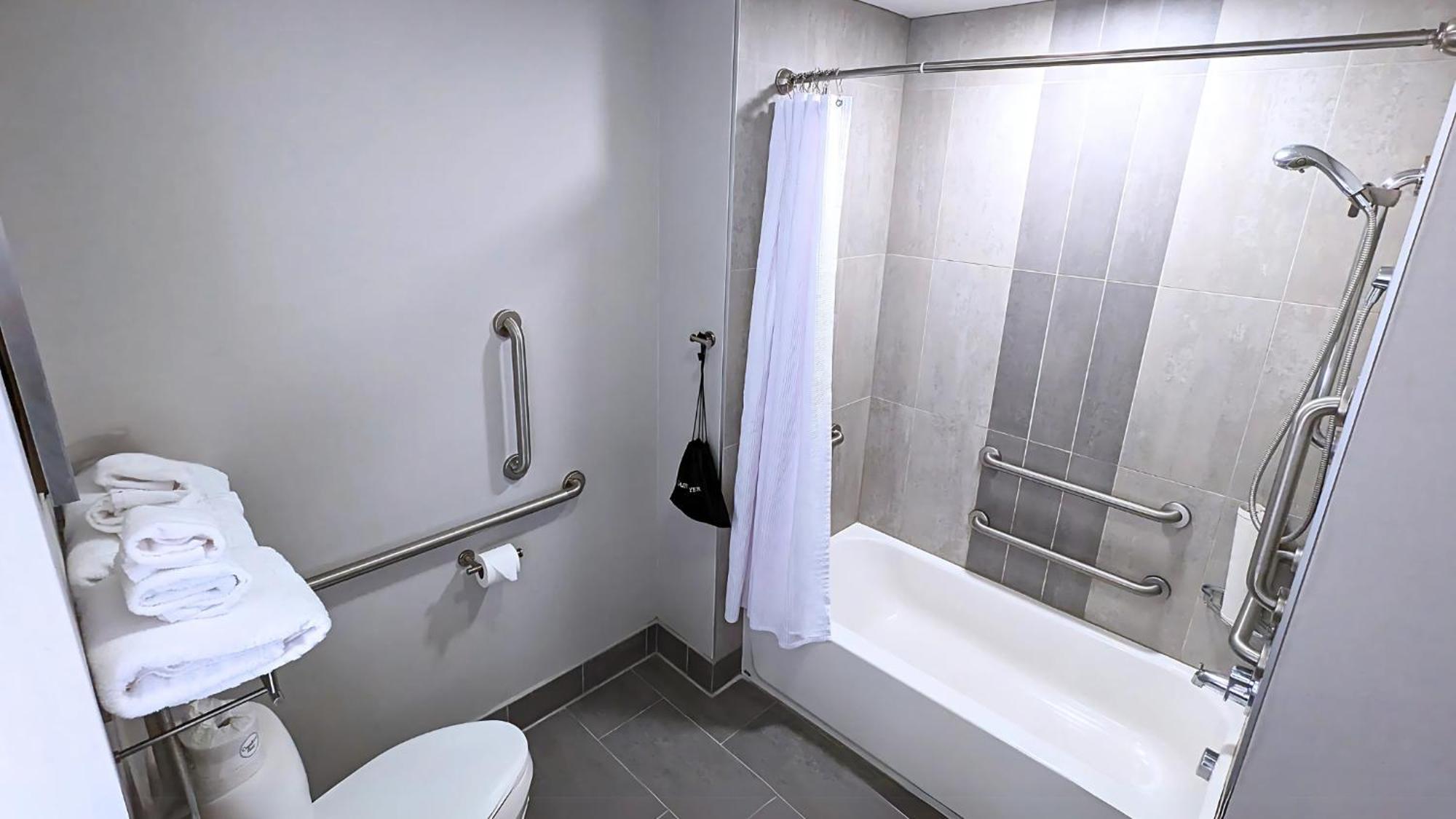 Queen Room Two Queen Beds Bath Tub Mobility Access
