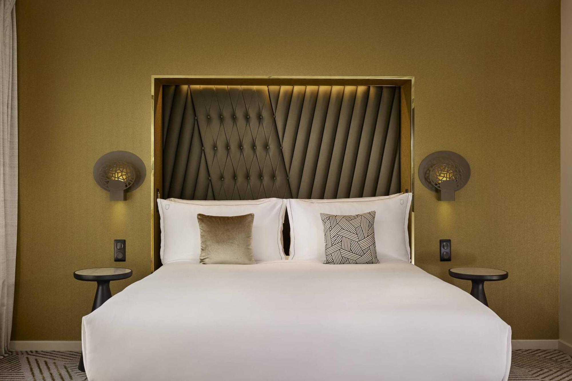 Executive Zimmer mit Kingsize-Bett und Blick auf den Innenhof