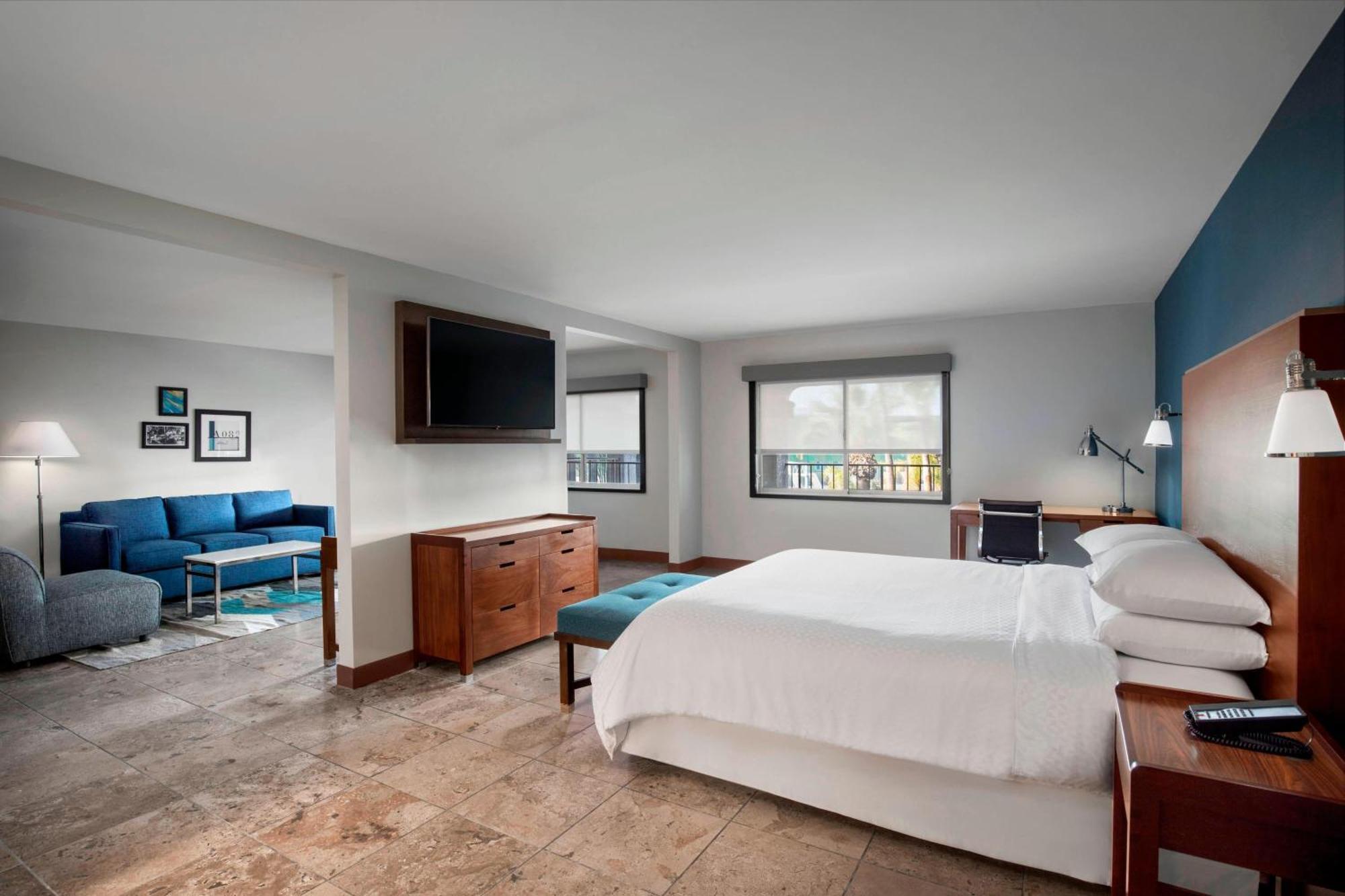 Suite mit Kingsize-Bett und Poolblick