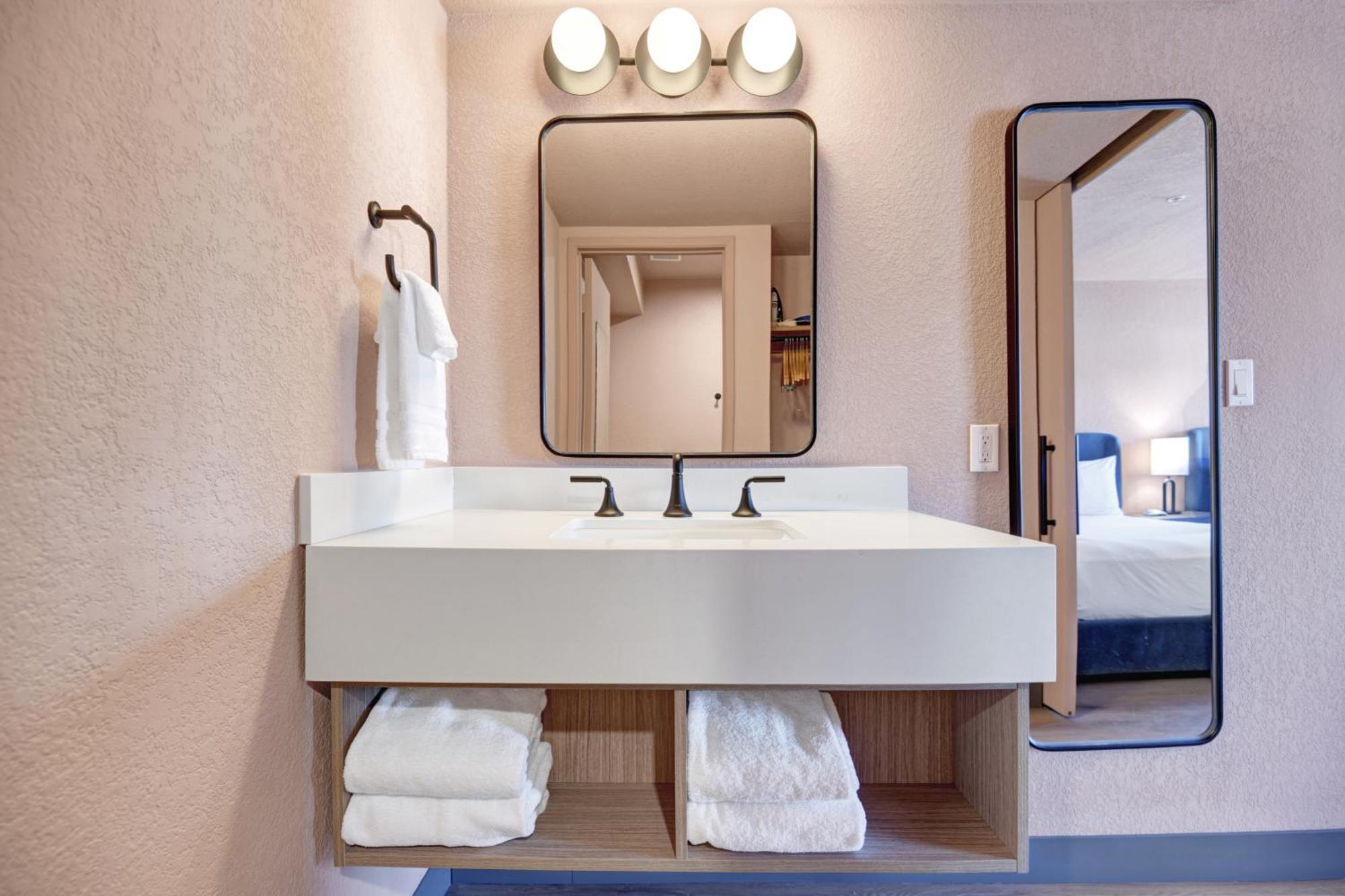 Standard Queen Room