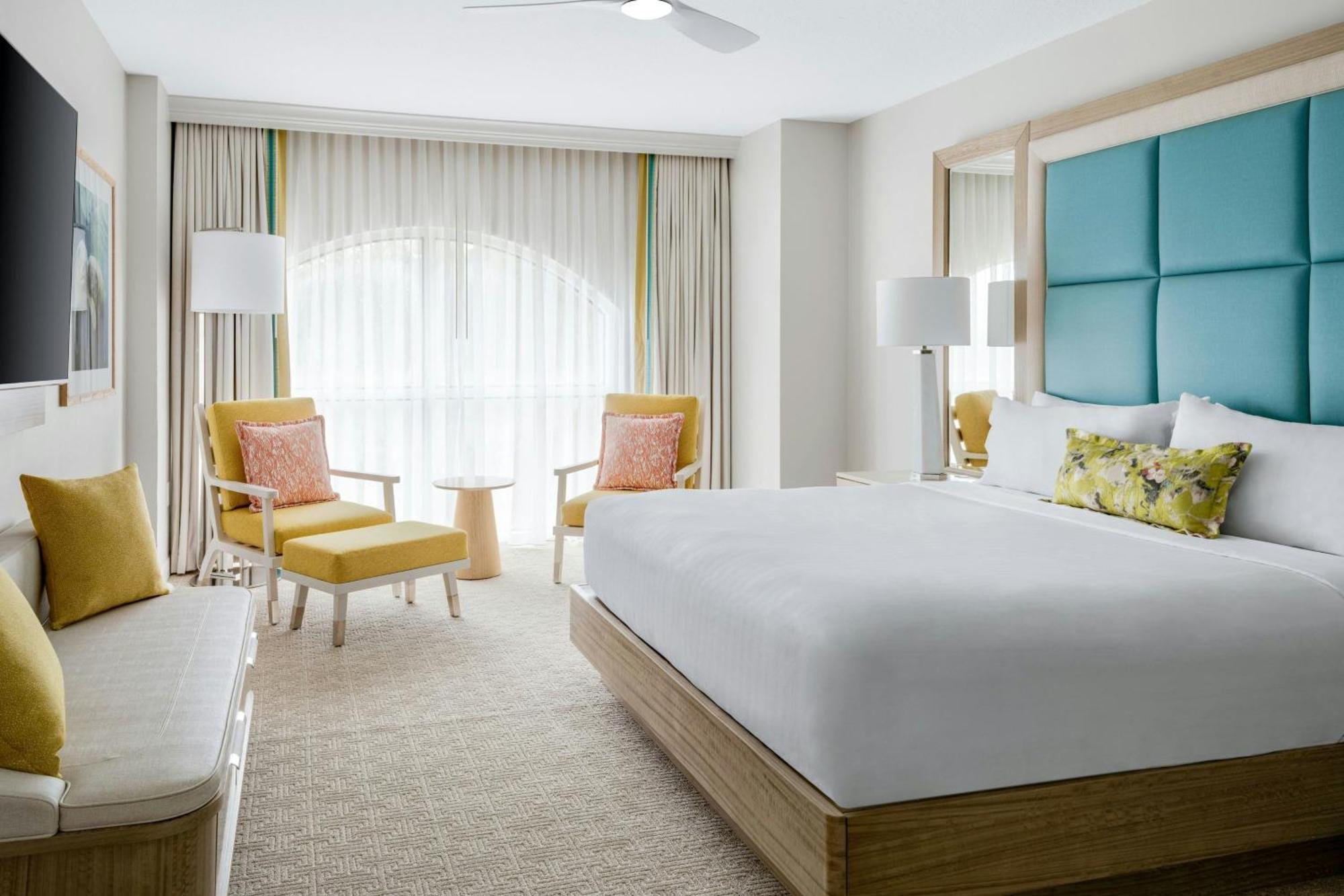 Zimmer mit Kingsize-Bett und Blick auf Florida