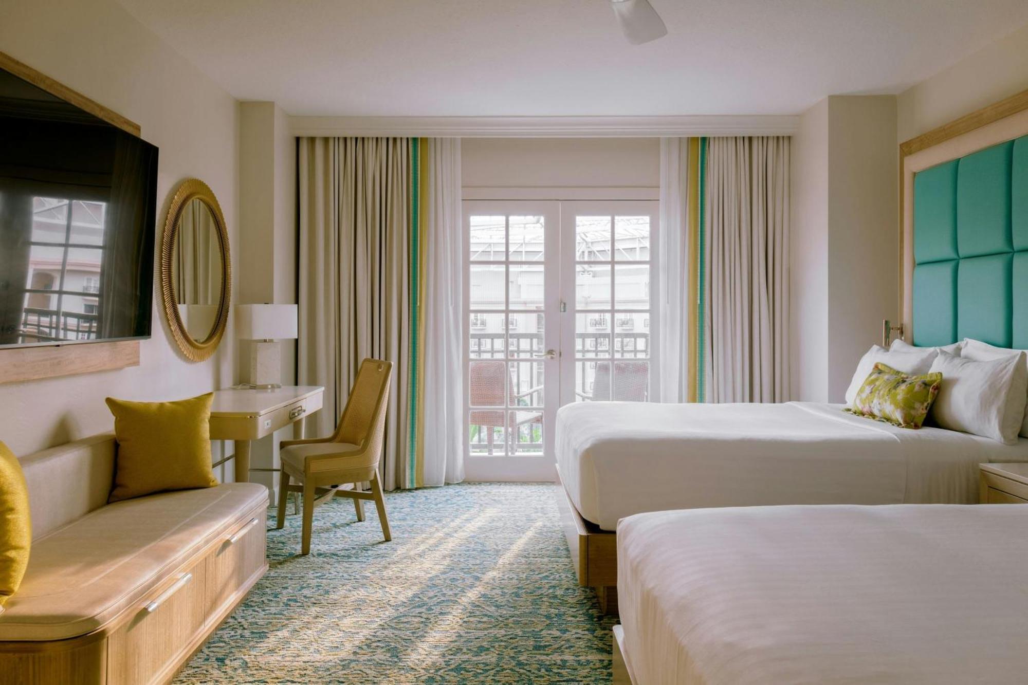Zimmer mit 2 Queensize-Betten und Blick auf das Hauptatrium – Balkon