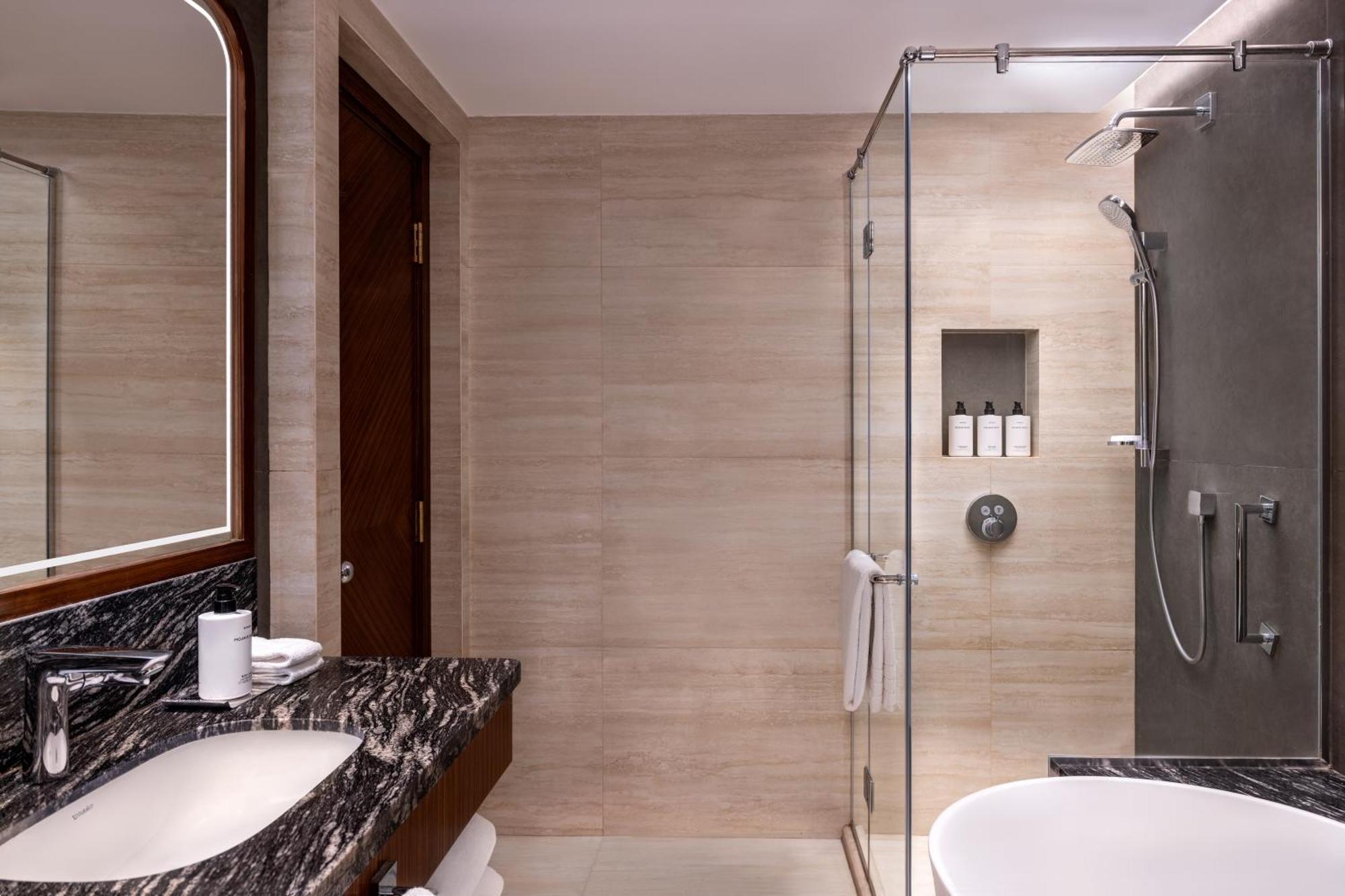 Deluxe Doppelzimmer mit zwei Doppelbetten und Blick auf den Nil