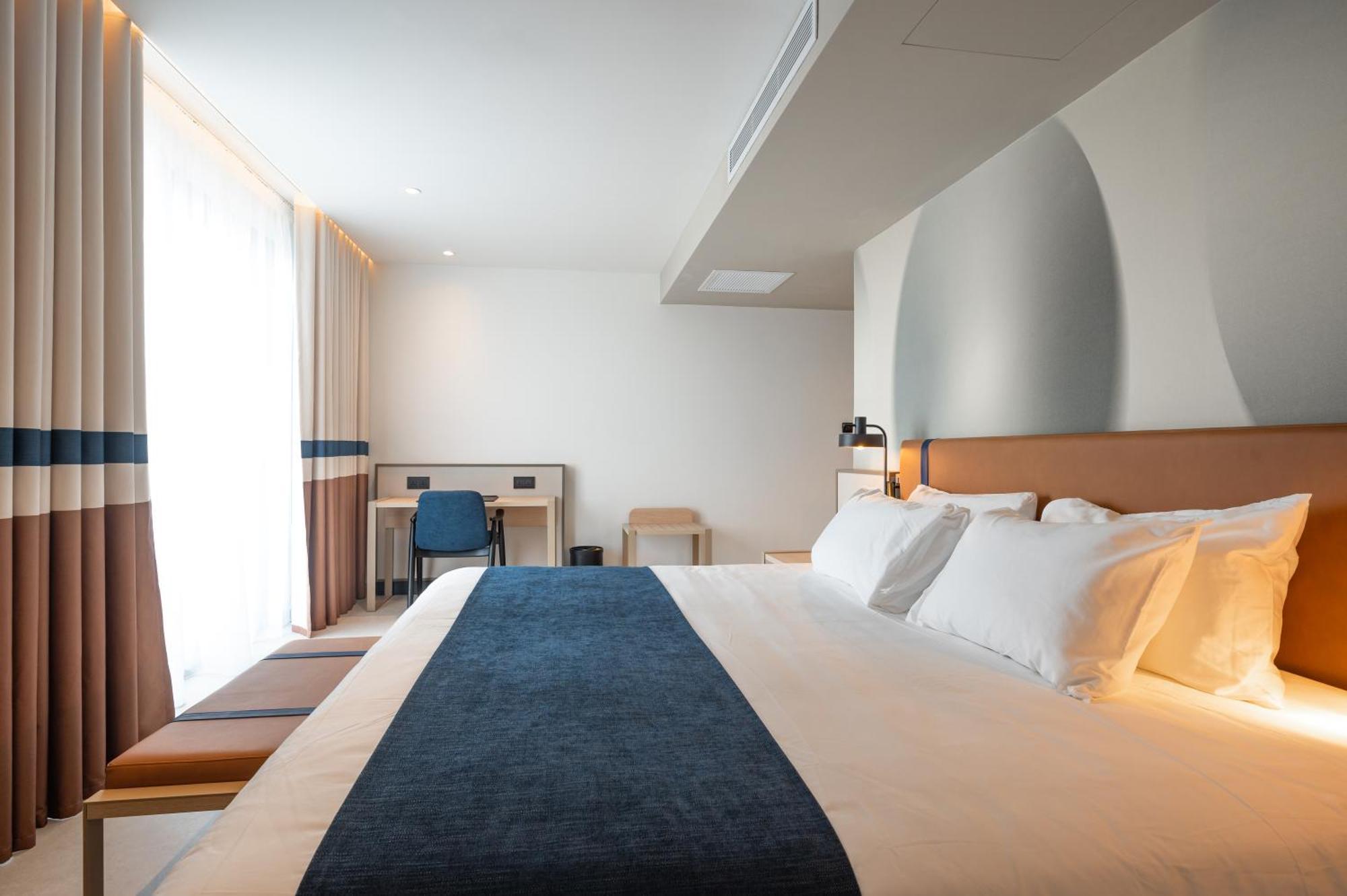 Deluxe Zimmer mit rollstuhlgerechter Dusche und Balkon – barrierefreier Zugang