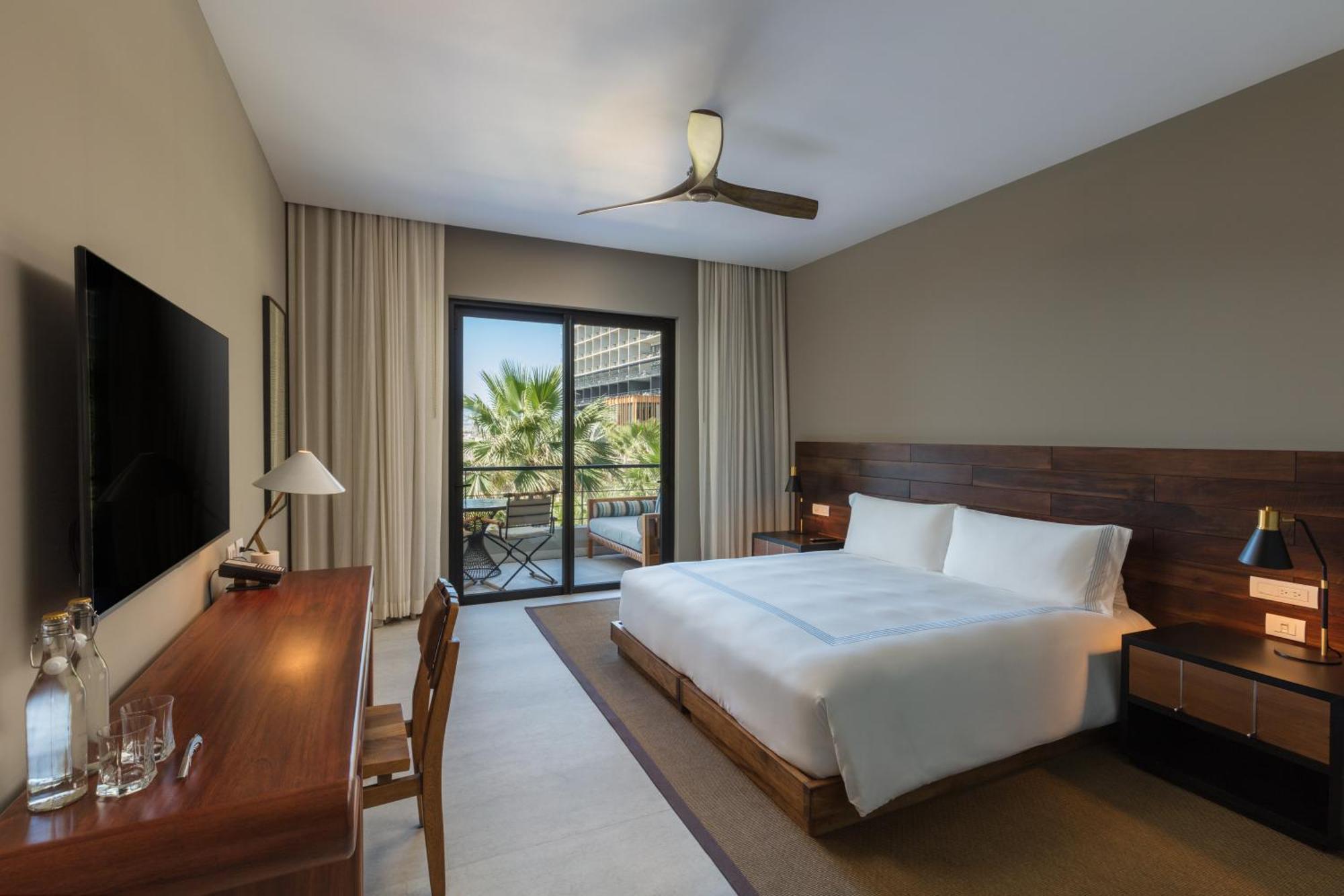 Zimmer mit Kingsize-Bett und Meerblick