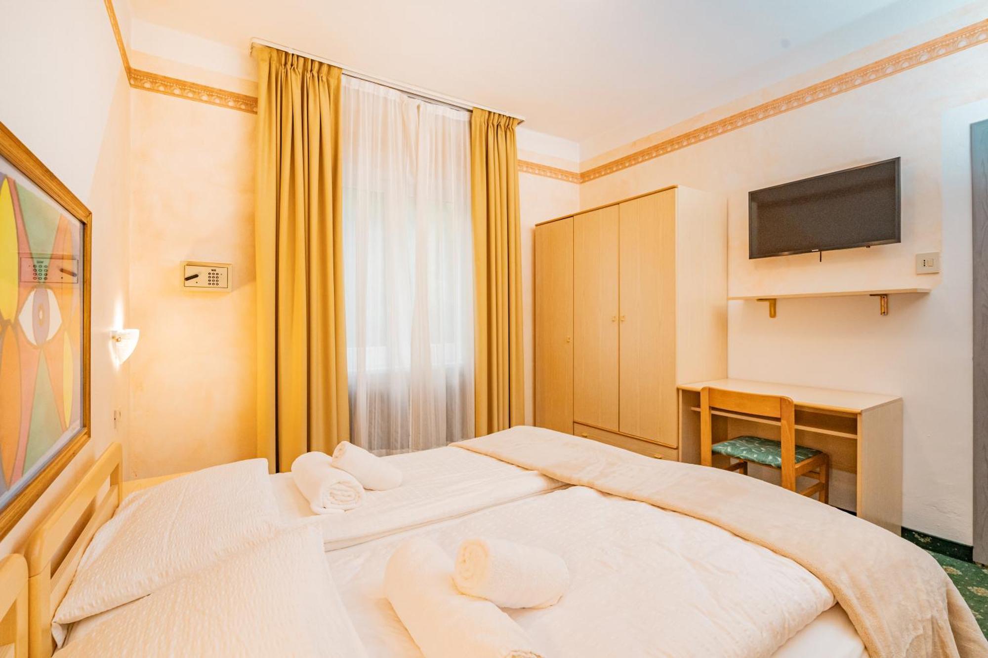 Zweibett- oder Doppelzimmer mit eigenem Bad - separates Gebäude