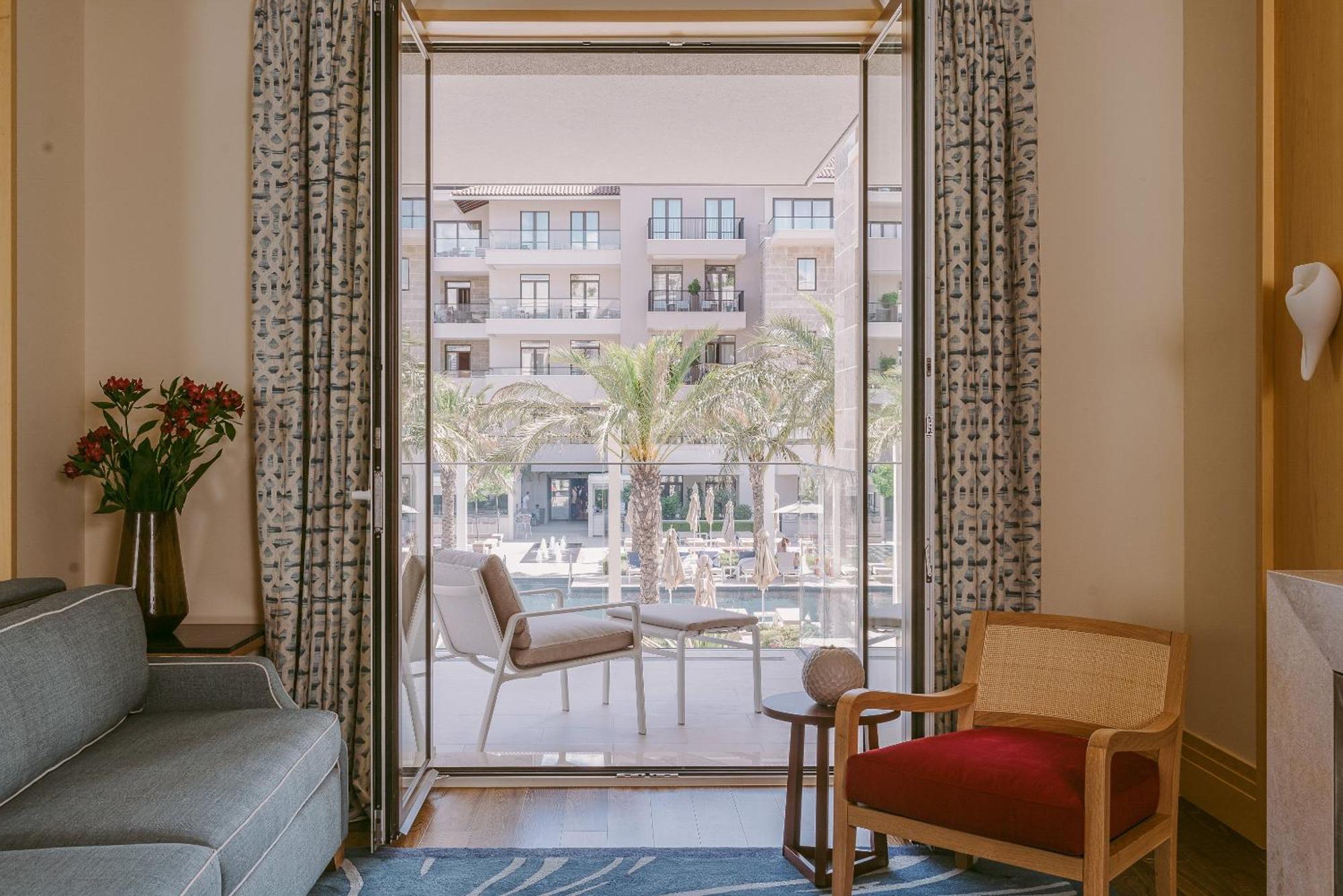 Studio-Suite mit Kingsize-Bett, Balkon und Poolblick