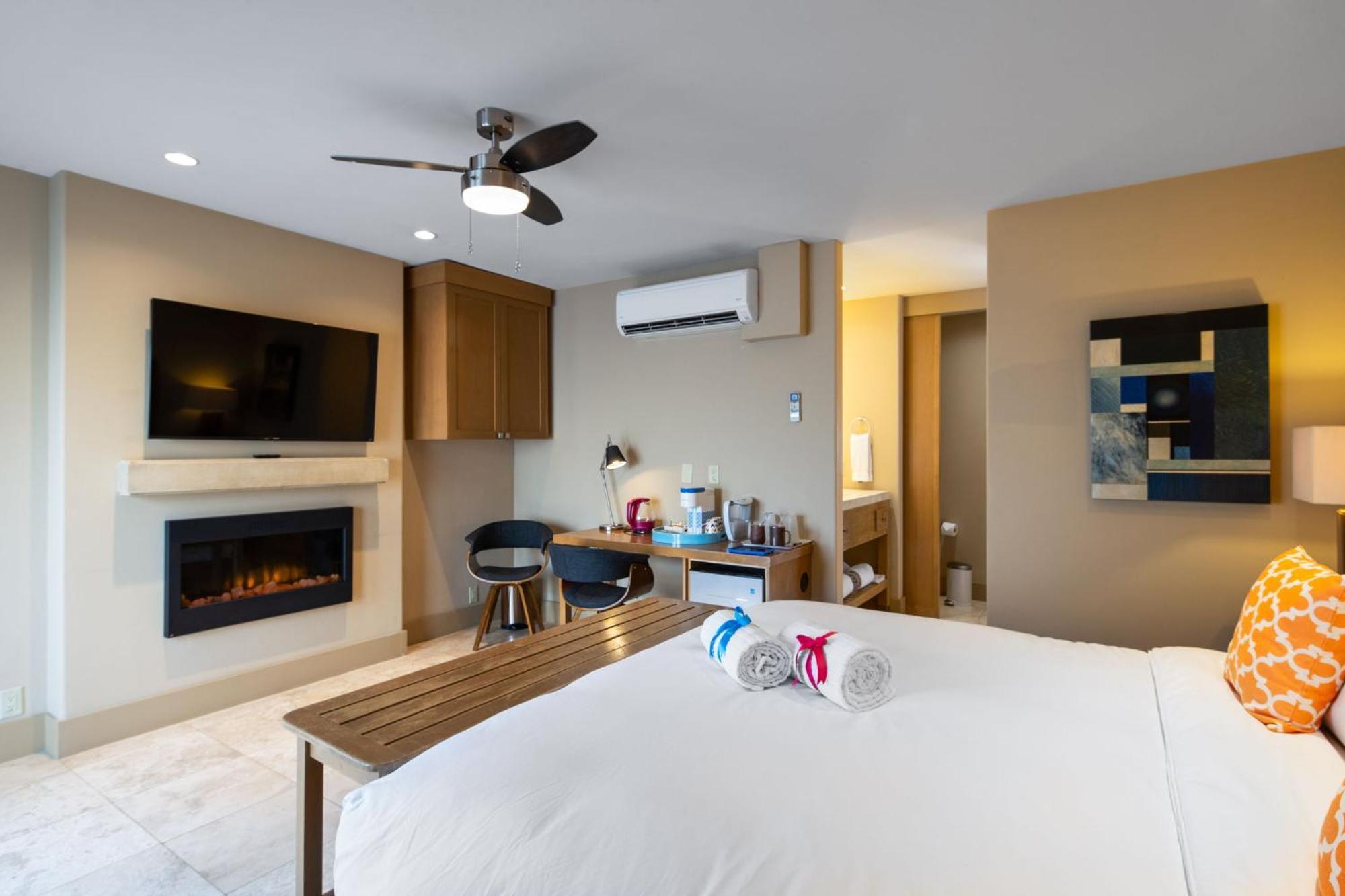 Suite mit Kingsize-Bett und Poolblick