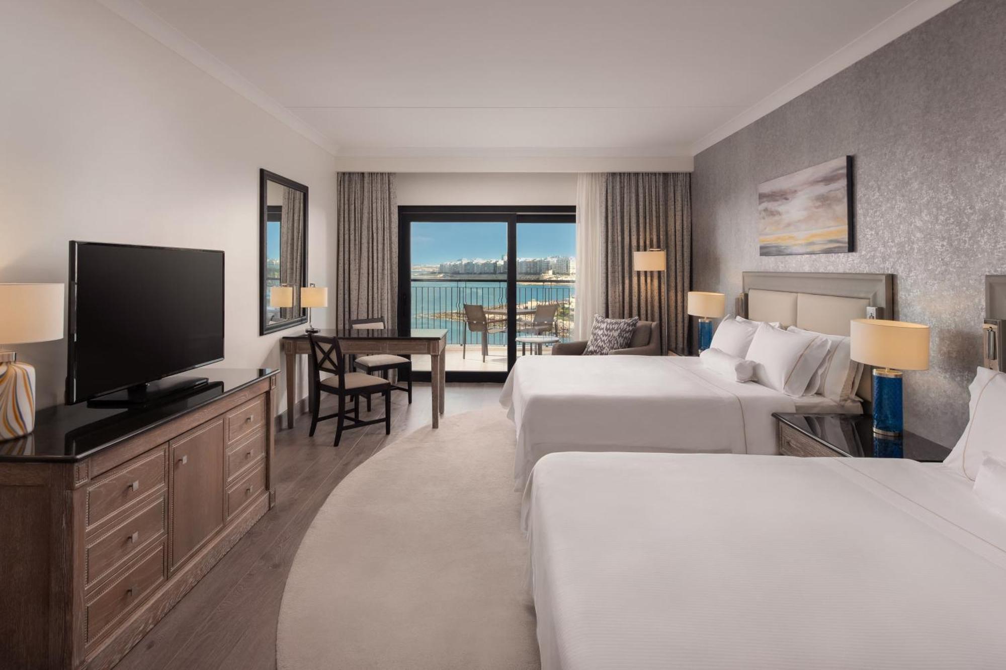 Executive Club Zimmer mit 2 Queensize-Betten und Meerblick