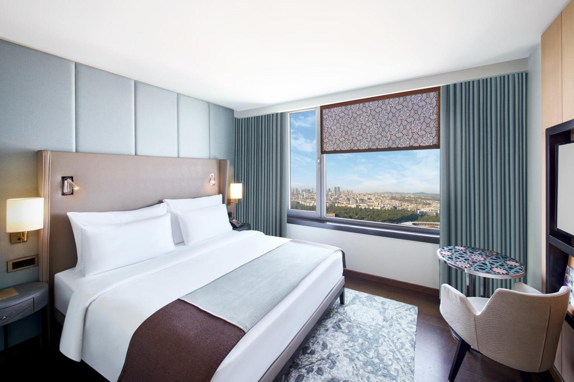 Eckzimmer mit Doppelbett und Stadtblick