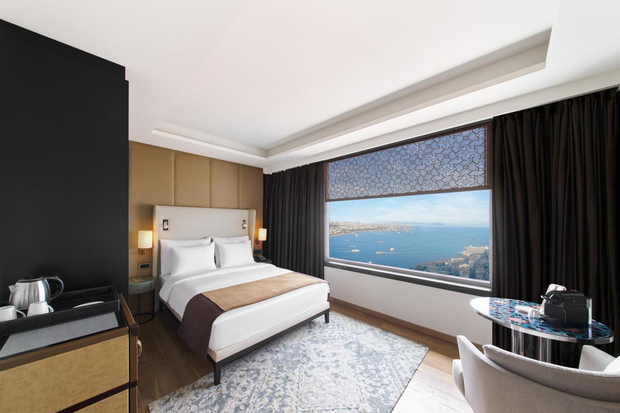 Eckzimmer mit Doppelbett und Blick auf den Bosporus