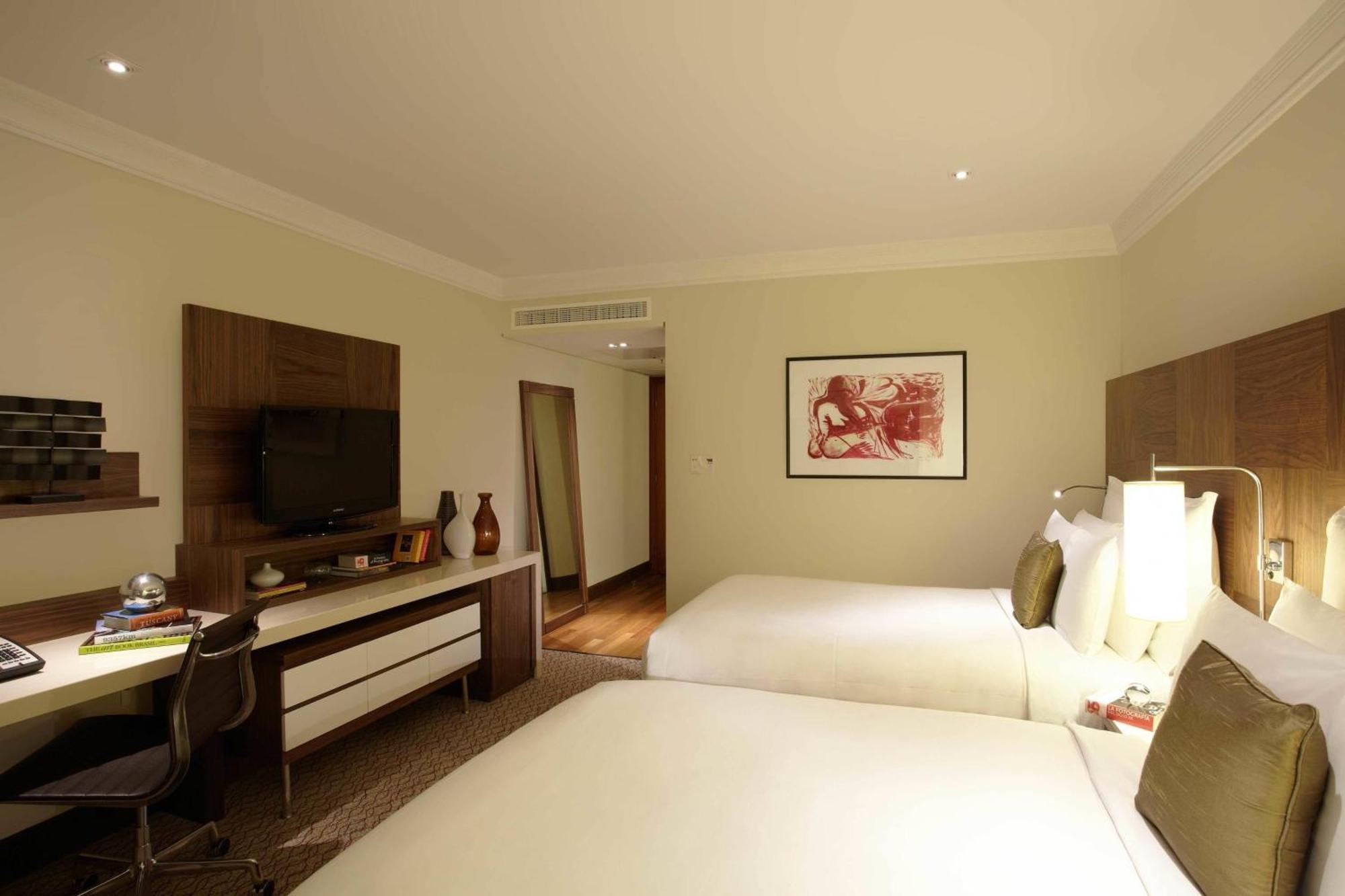 Zimmer mit 2 Doppelbetten und Stadtblick