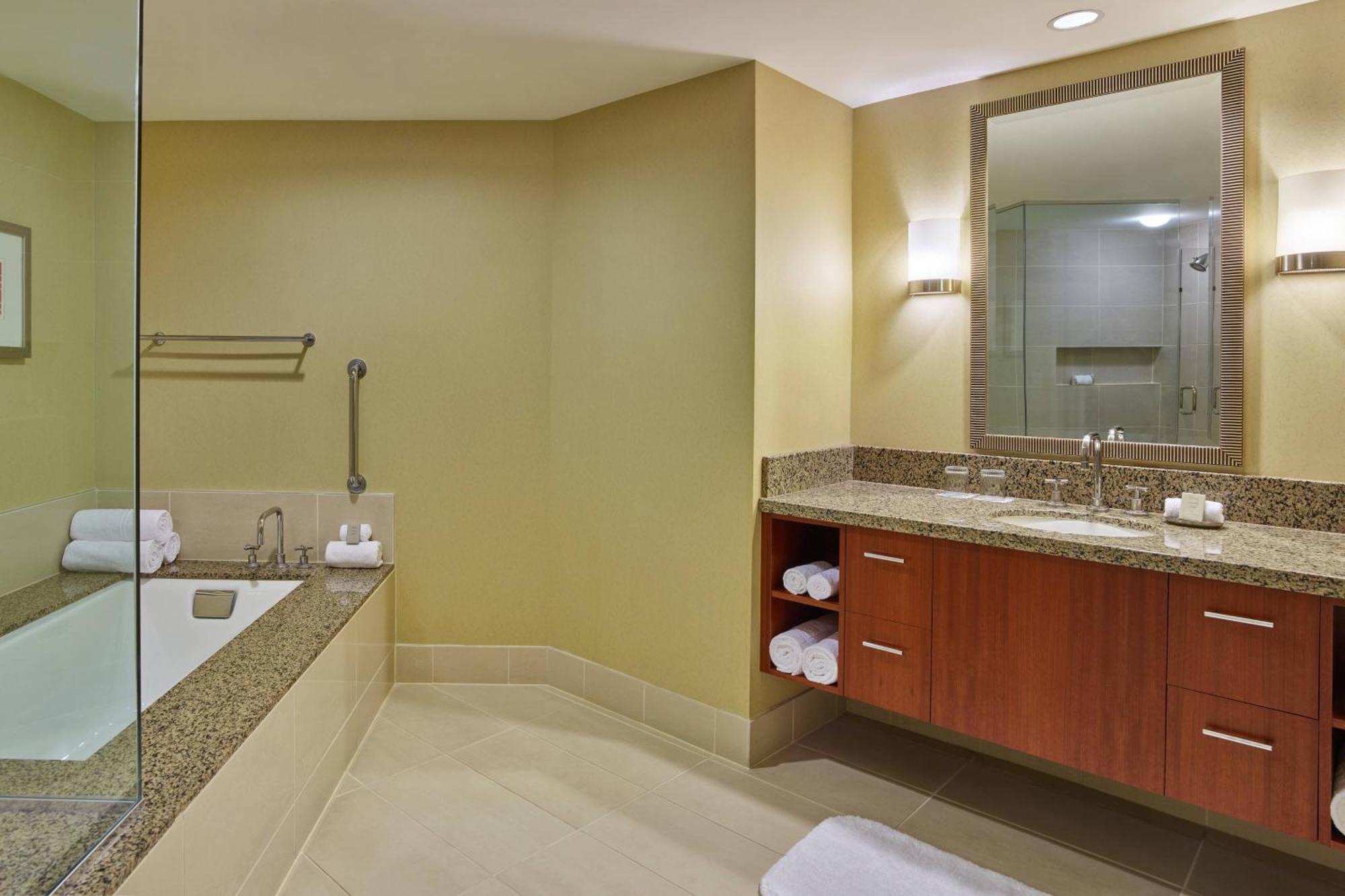 Deluxe Suite mit 1 Schlafzimmer mit Kingsize-Bett und Aussicht auf den Las Vegas Strip