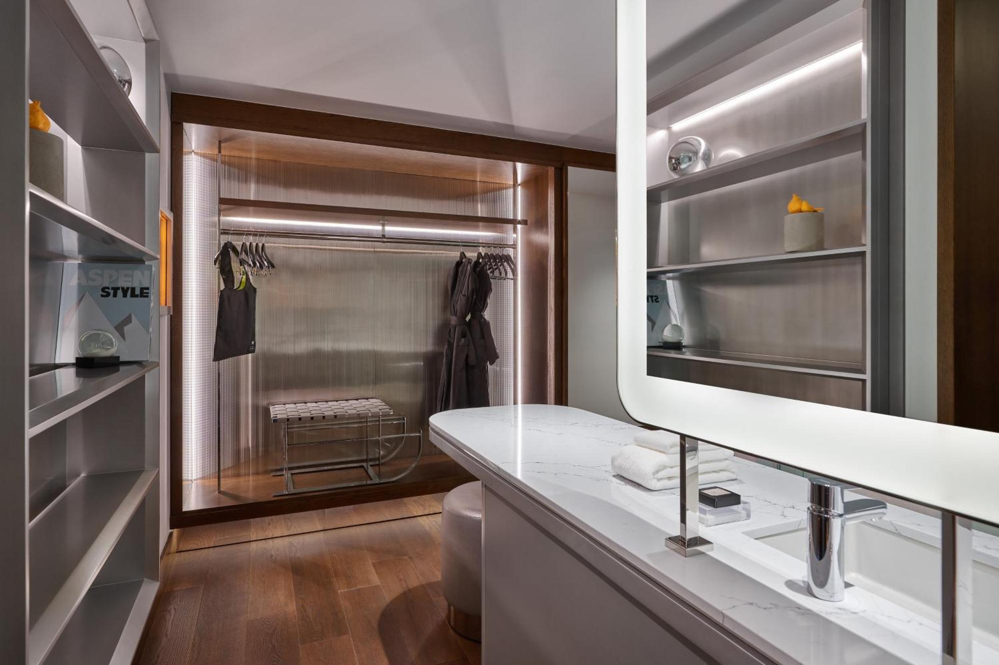 Zimmer mit Kingsize-Bett und Straßenblick