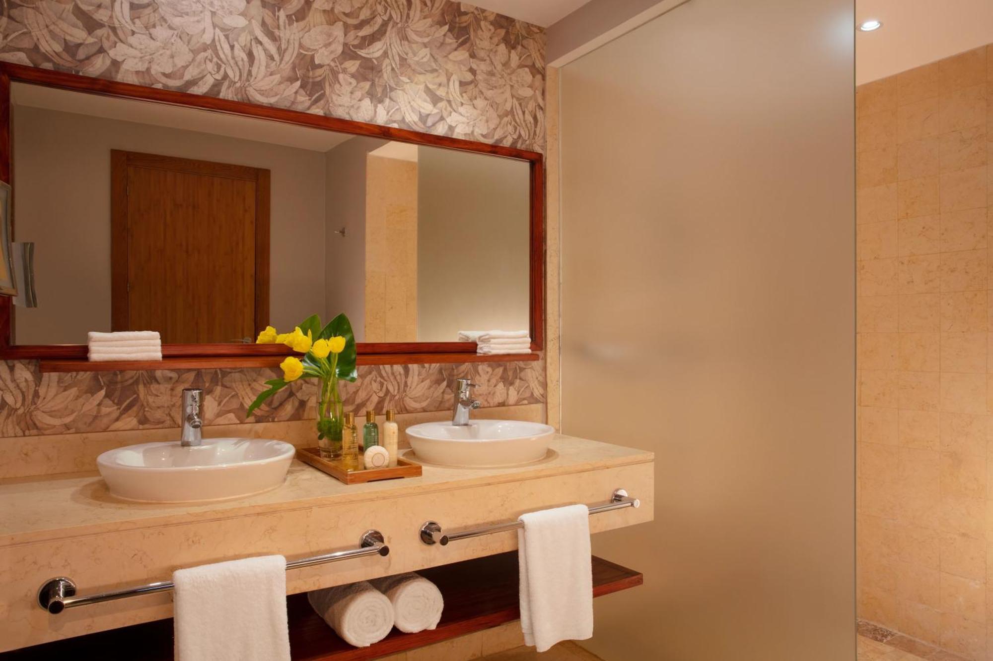 Deluxe Zimmer mit Kingsize-Bett und Poolblick