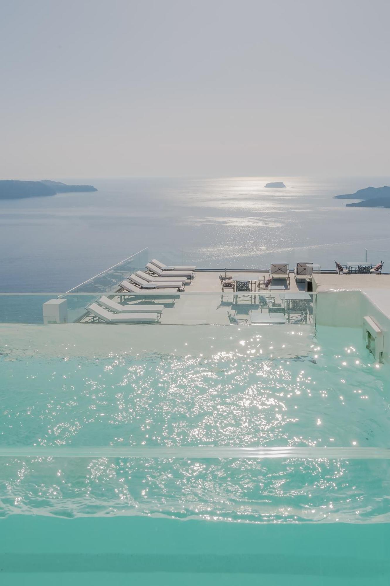 Crystal Deluxe Zimmer mit Whirlpool und Blick auf die Caldera
