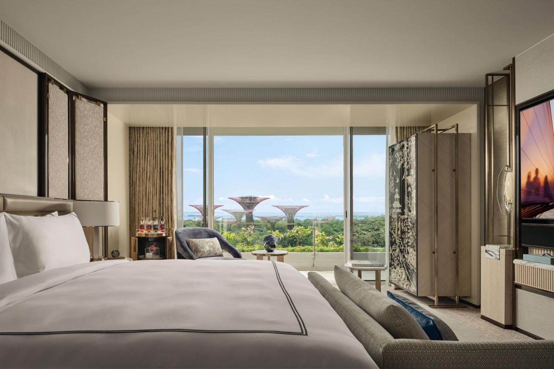 Premier Zimmer Sands mit Kingsize-Bett und Blick auf das Parkgelände Gardens by the Bay