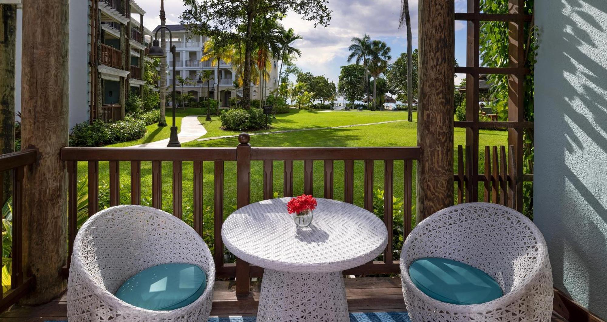 Tropisches Concierge-Zimmer mit Kingsize-Bett am Strand