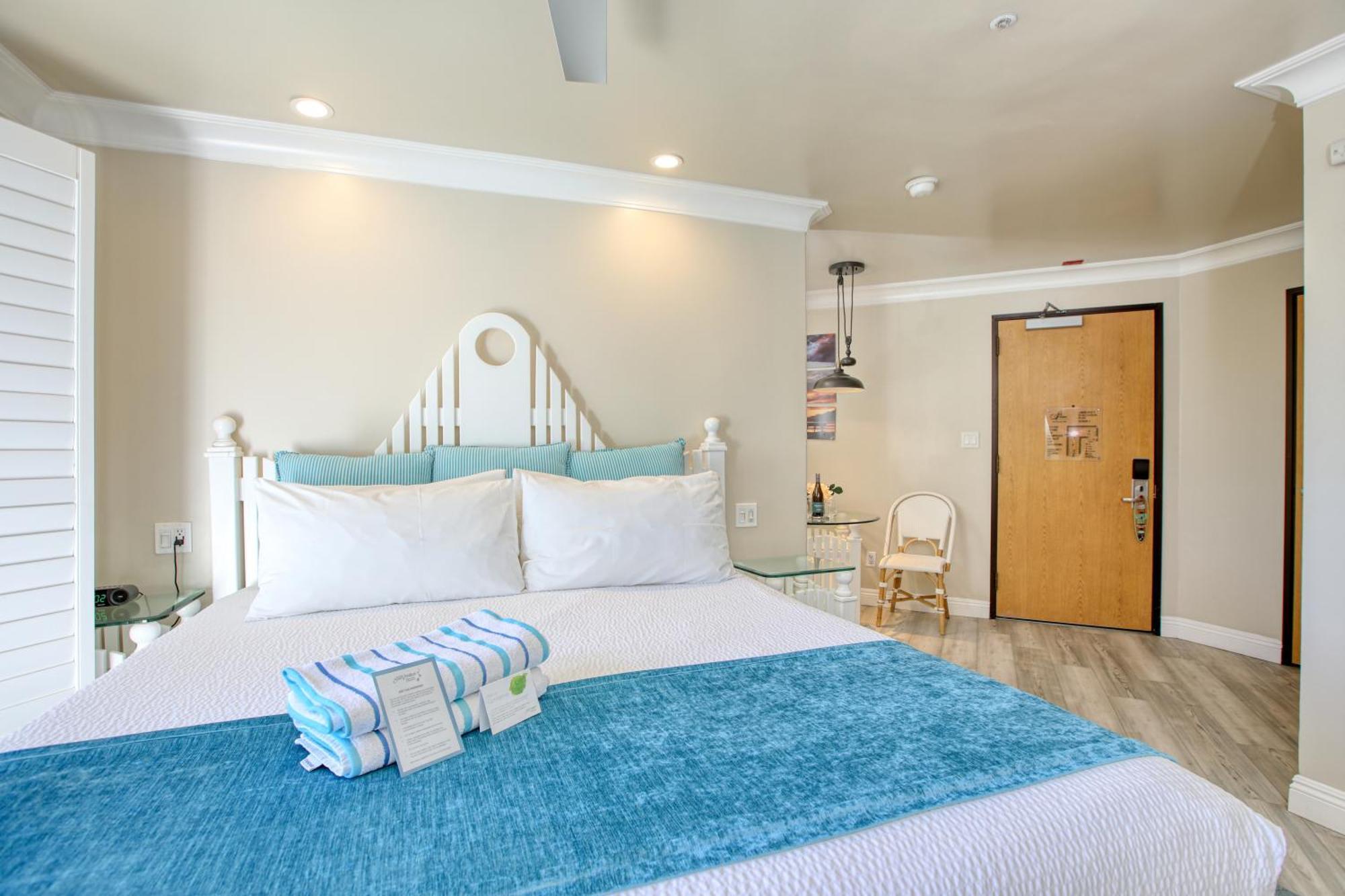 Deluxe King Partial Ocean View