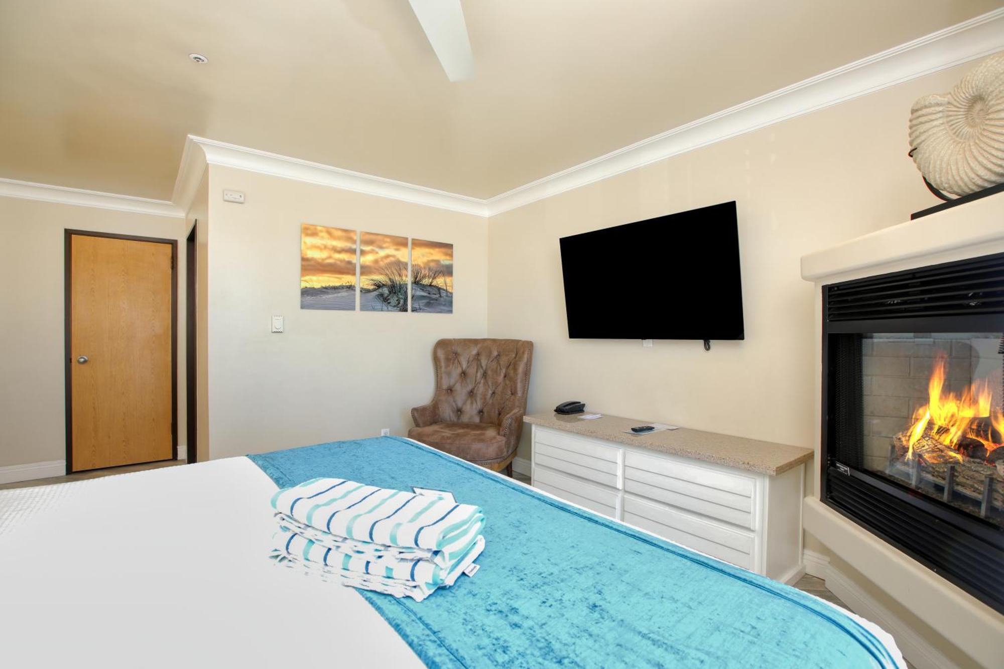 Deluxe King Partial Ocean View