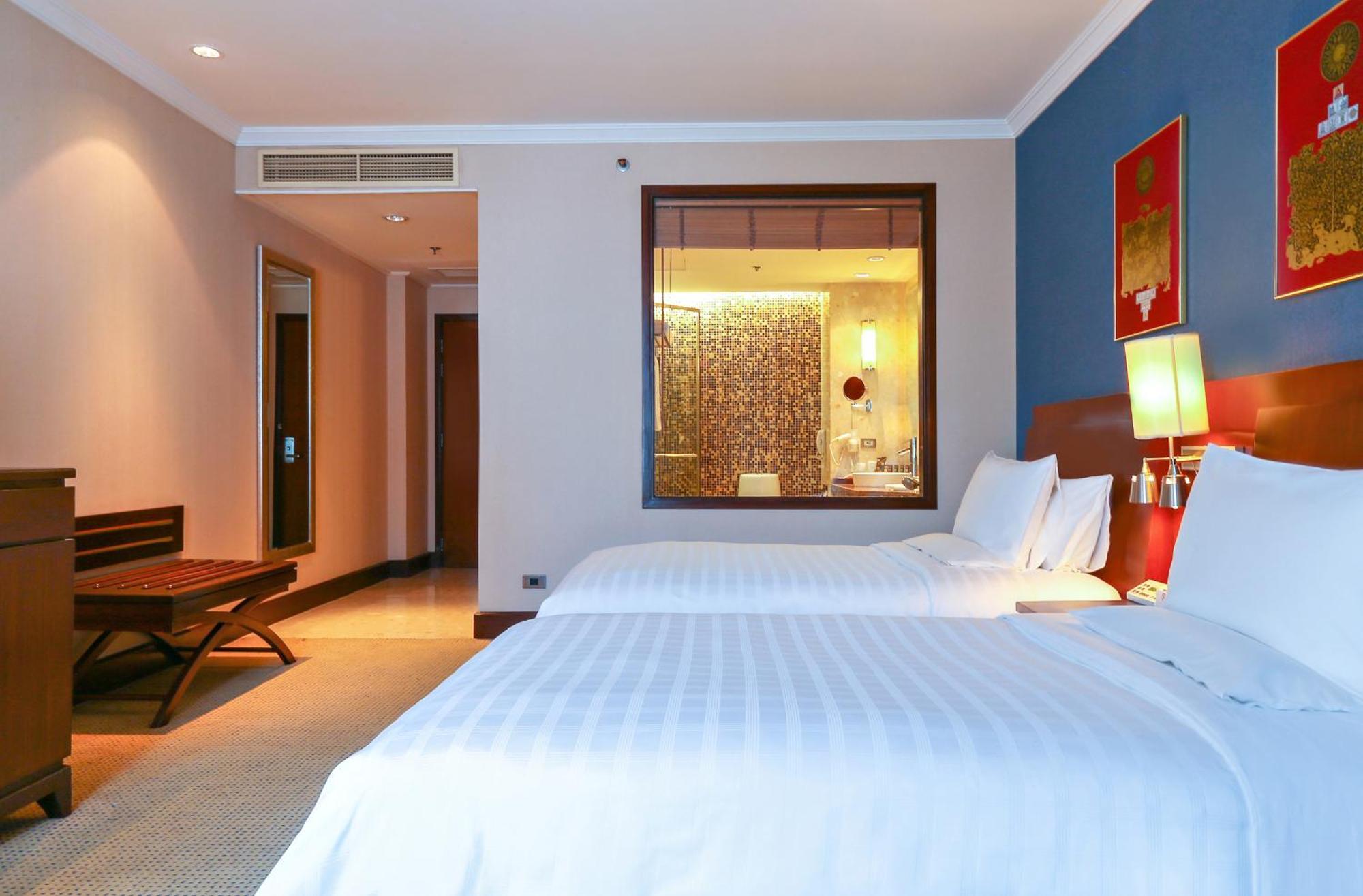 Zweibettzimmer mit Poolblick