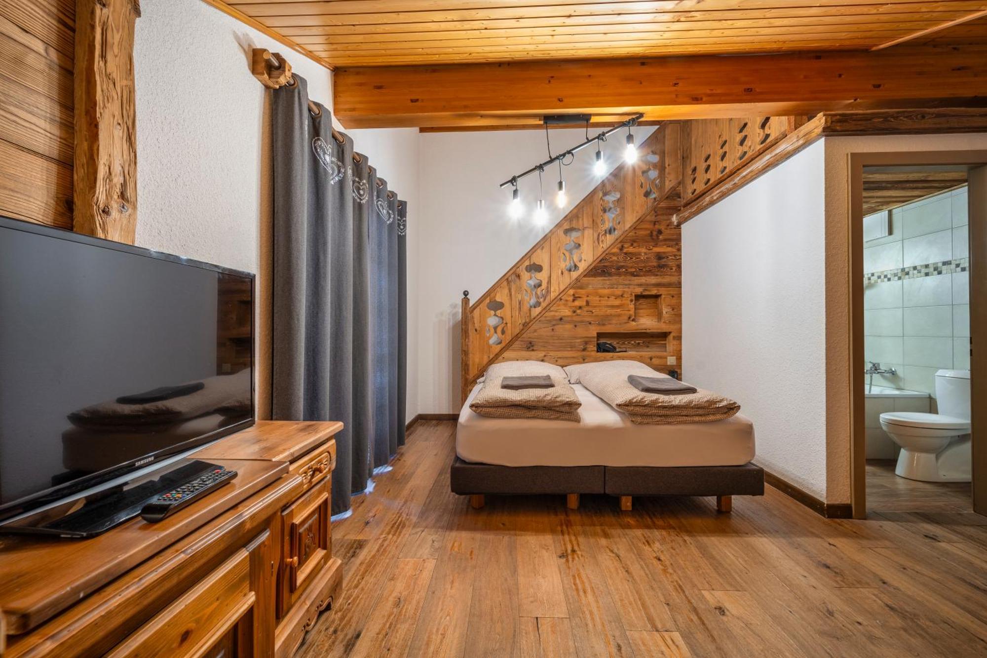 Junior Familiensuite im Chalet mit Balkon und Bergblick