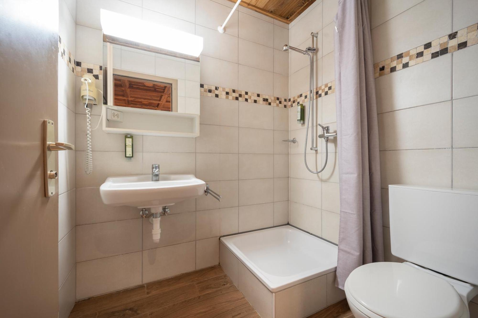 Eck-Zweibettzimmer mit Balkon