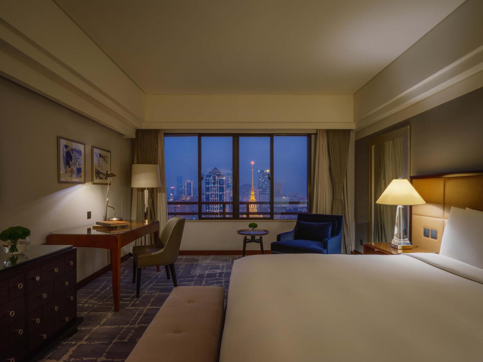 Club Zimmer mit 1 Kingsize-Bett und Aussicht auf die Skyline - Club-Etage