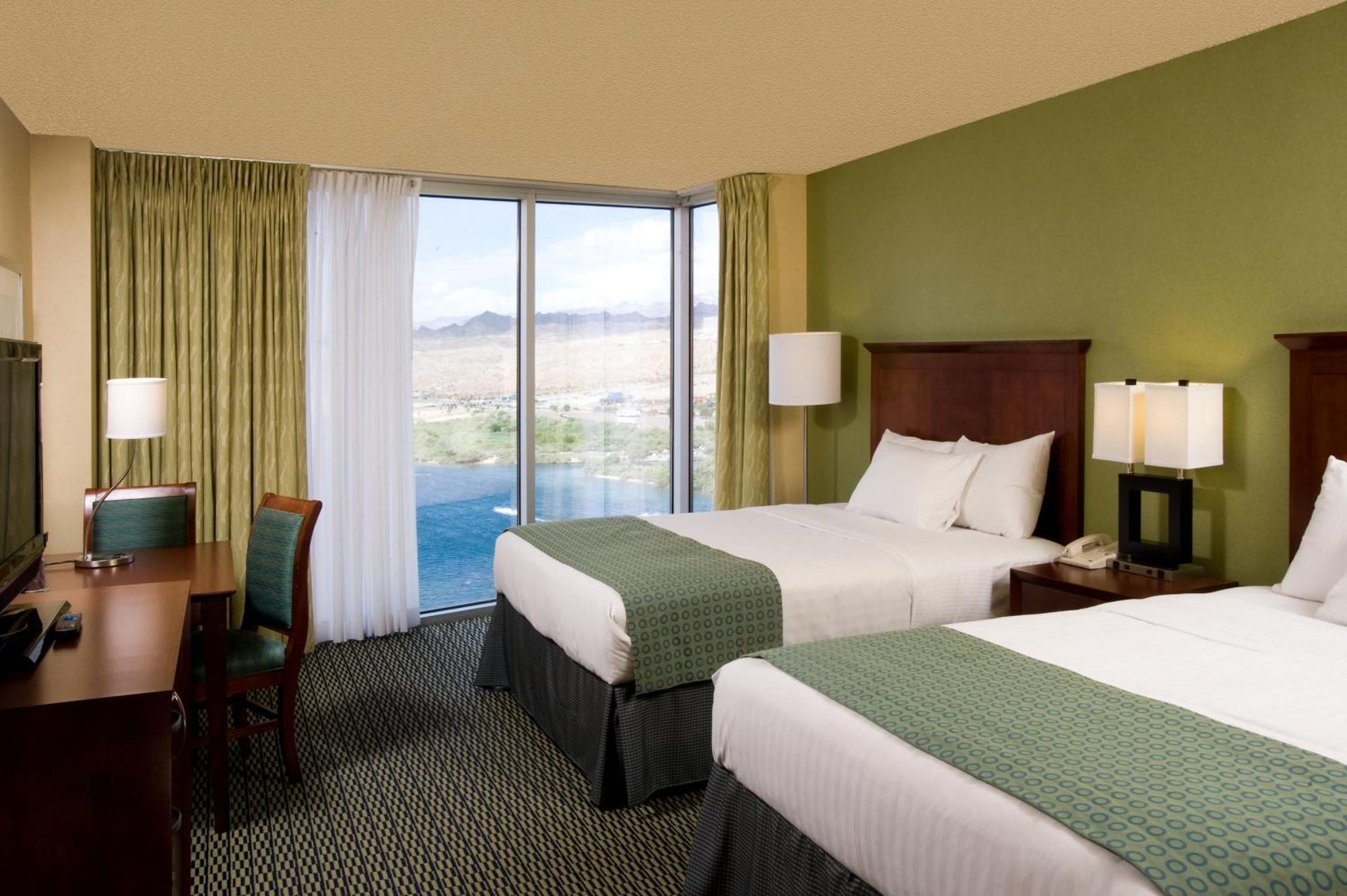 Zimmer mit 2 Queensize-Betten und Flussblick