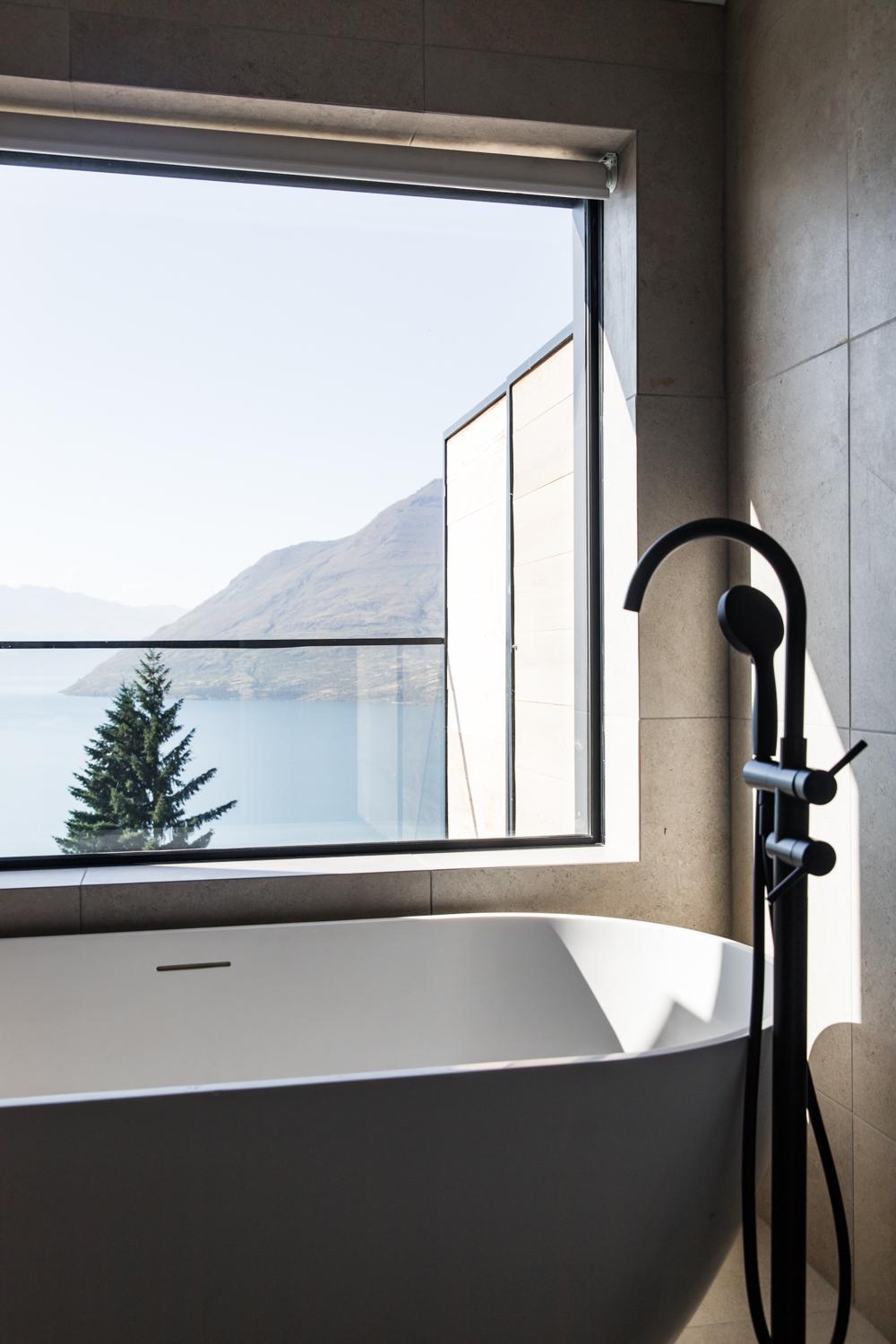 Zimmer mit Kingsize-Bett und Seeblick