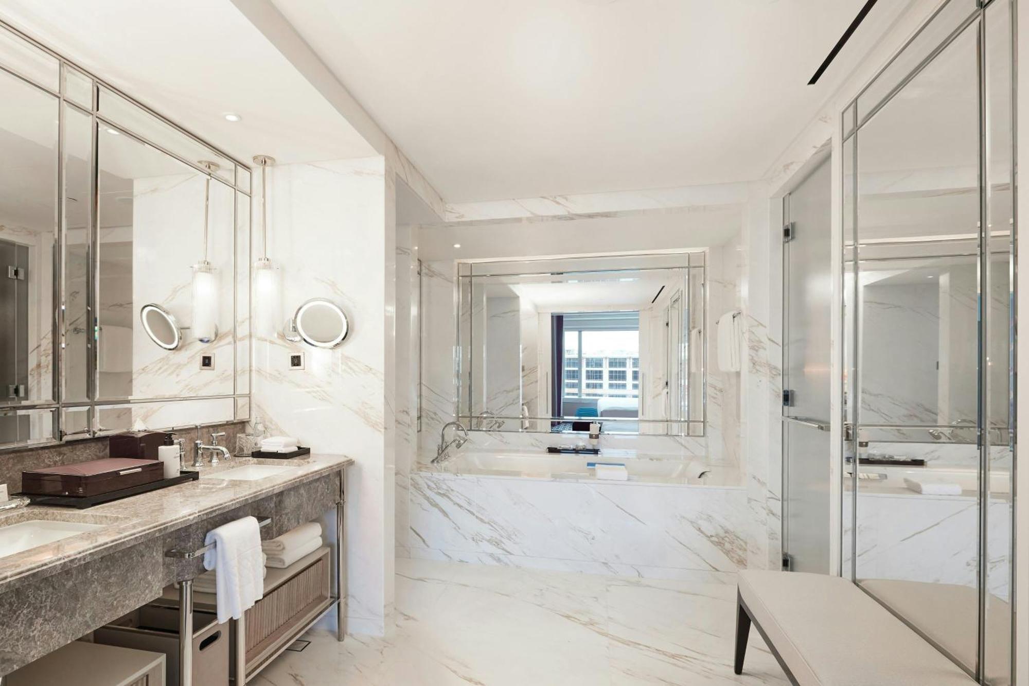 One-Bedroom Catherine Suite with Two Double Beds and City View