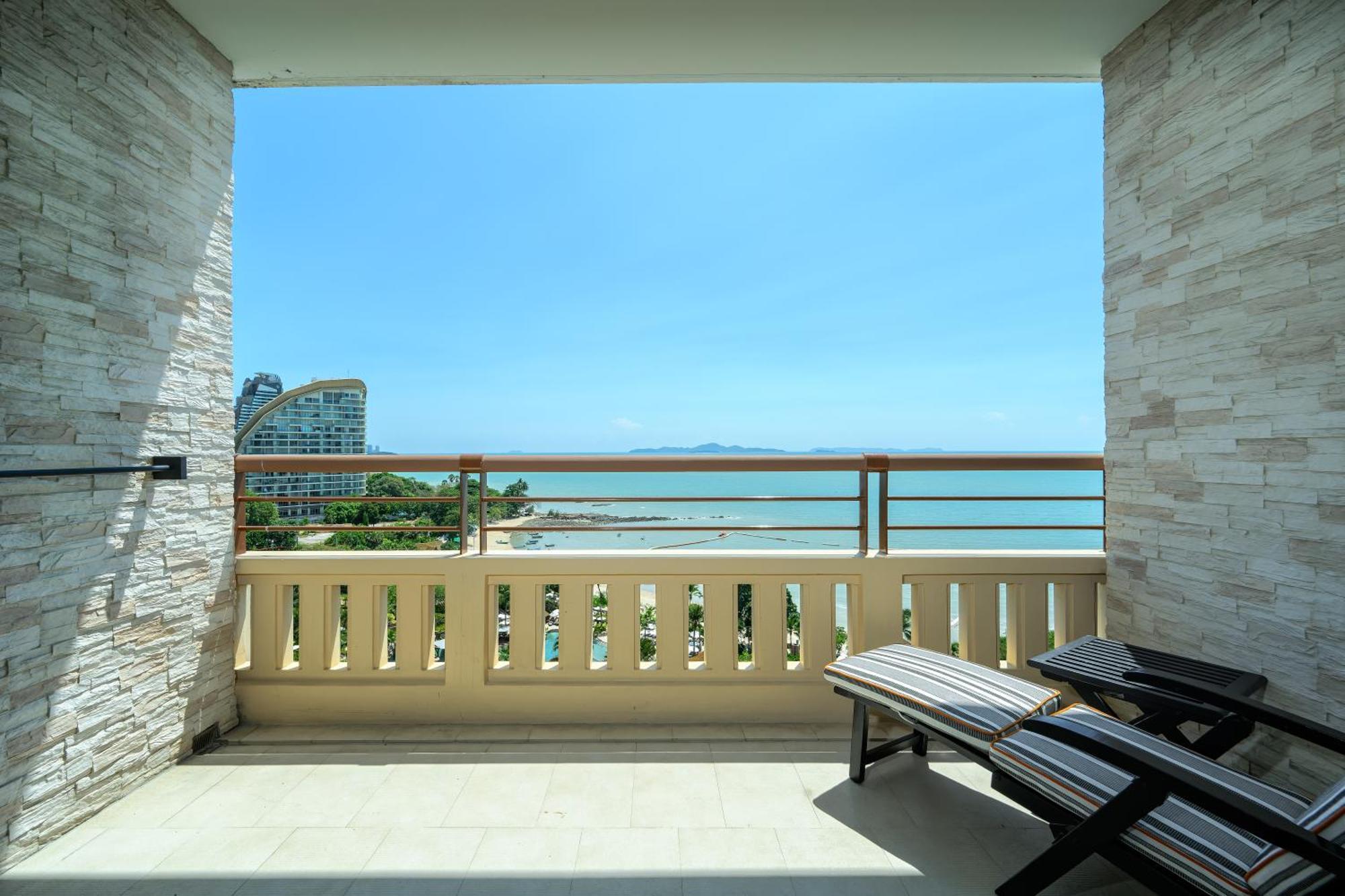 Premium Deluxe Zimmer Club Mirage mit Kingsize-Bett und Meerblick