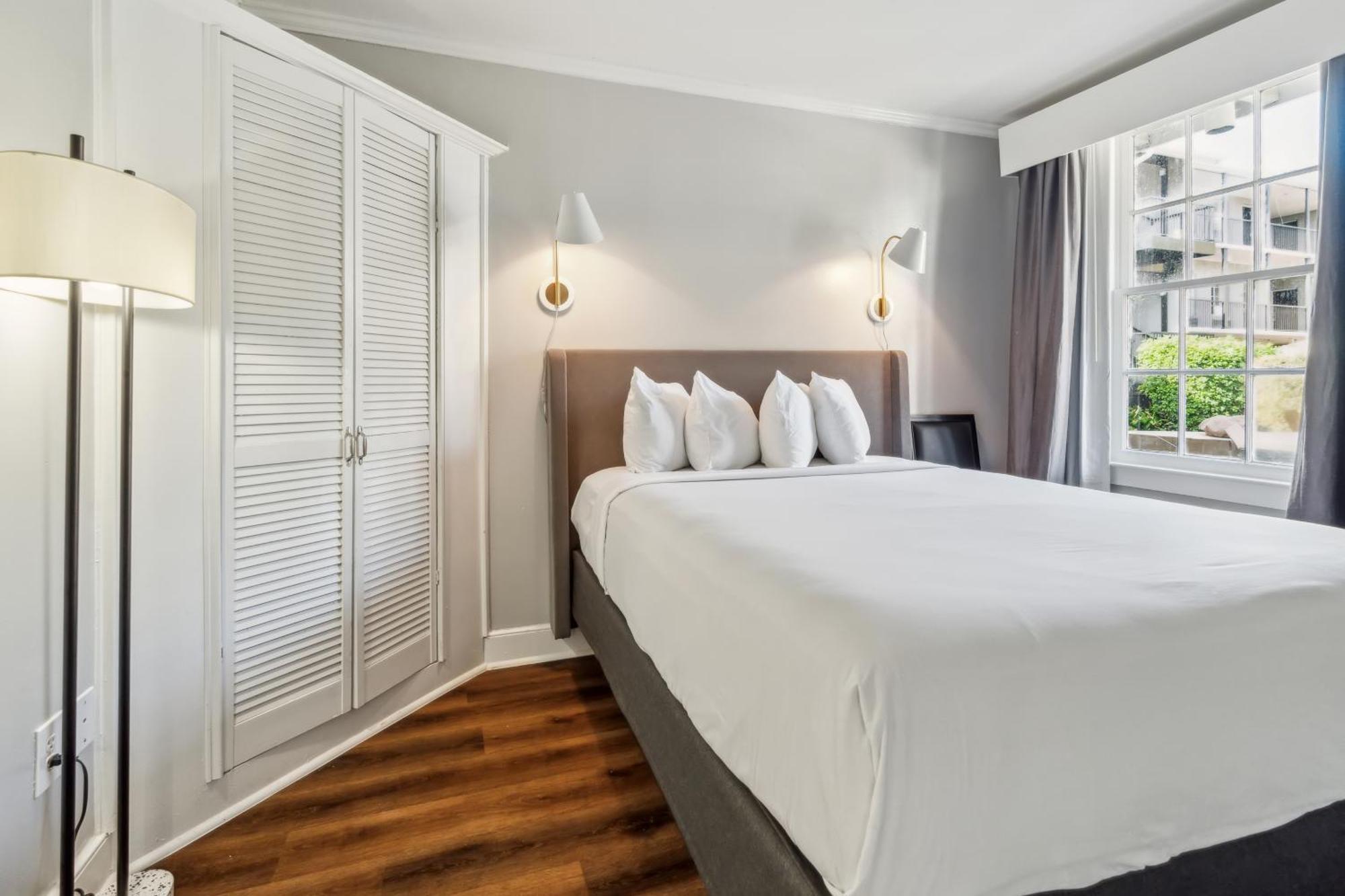 Standard Queen Room