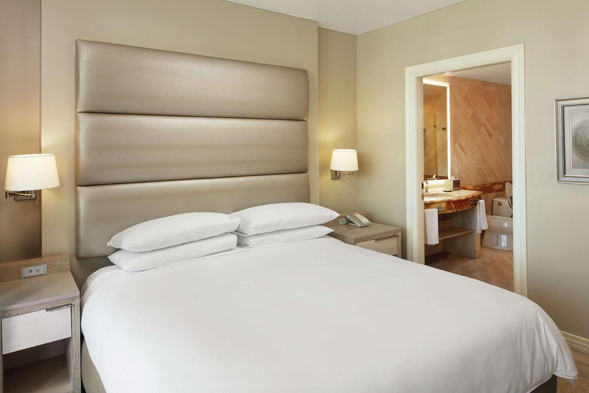 Studio mit Kingsize-Bett und Stadtblick