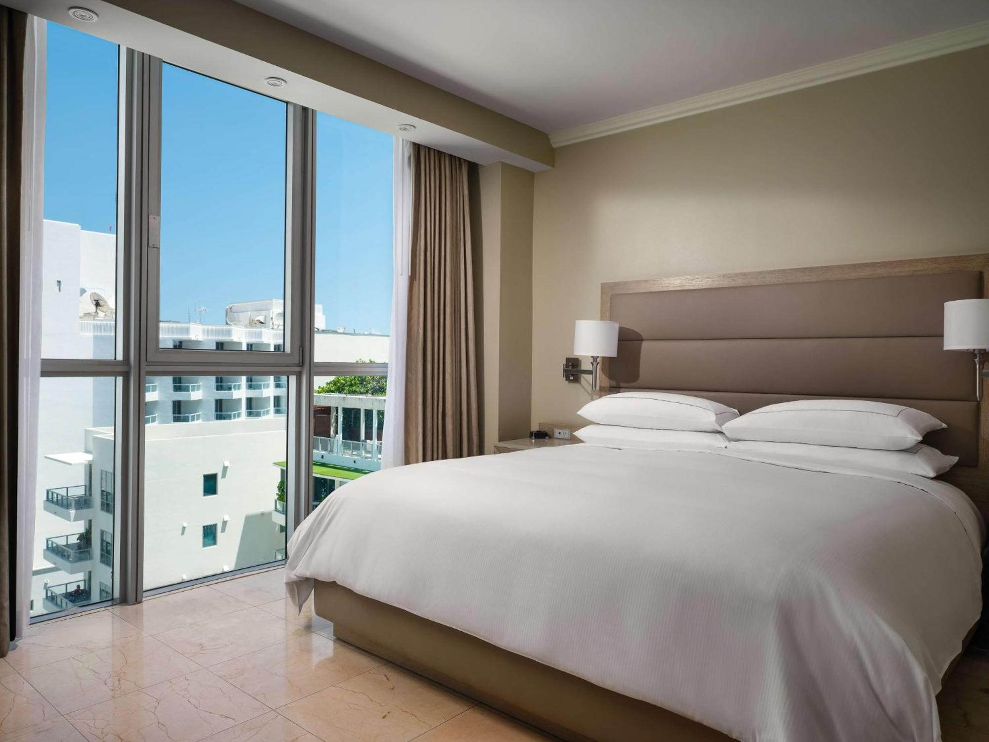 Suite mit 1 Schlafzimmer mit Kingsize-Bett und Stadtblick