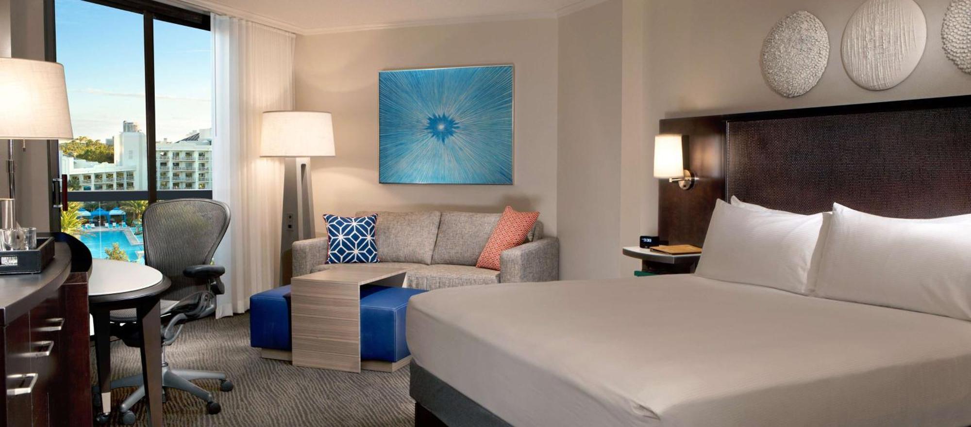 Zimmer mit Kingsize-Bett und Stadtblick