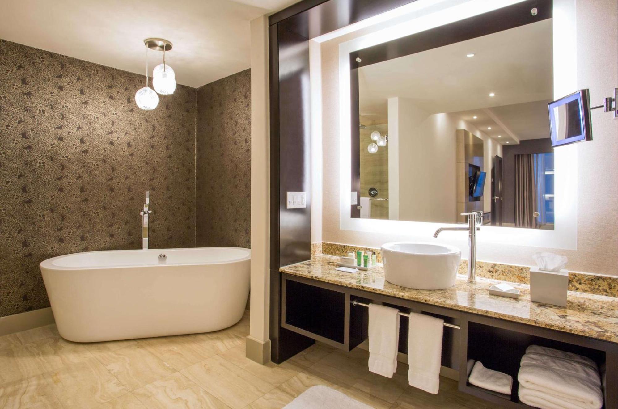Master Suite mit Kingsize-Bett und Meerblick