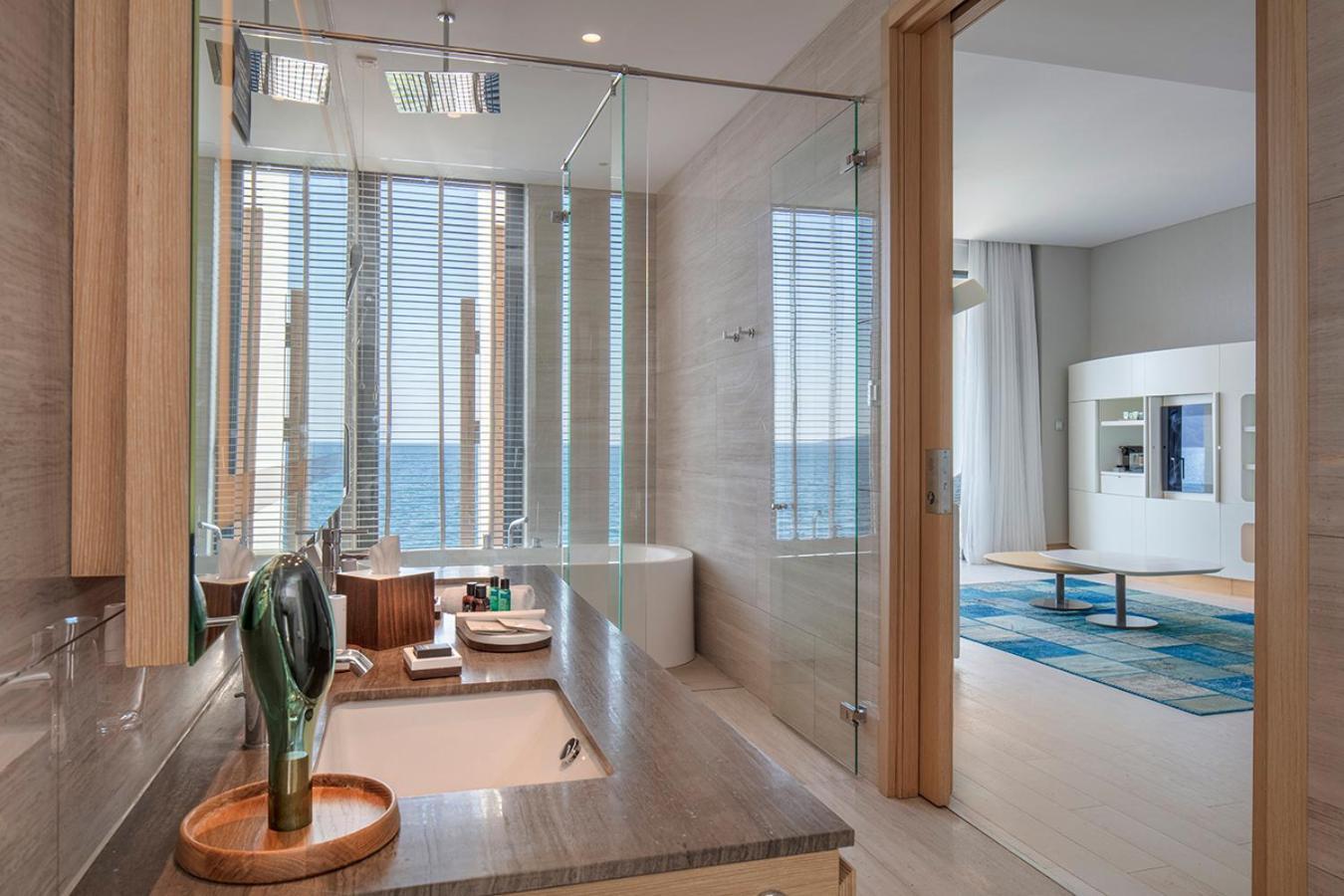 Junior Suite mit Kingsize-Bett, Balkon und Meerblick