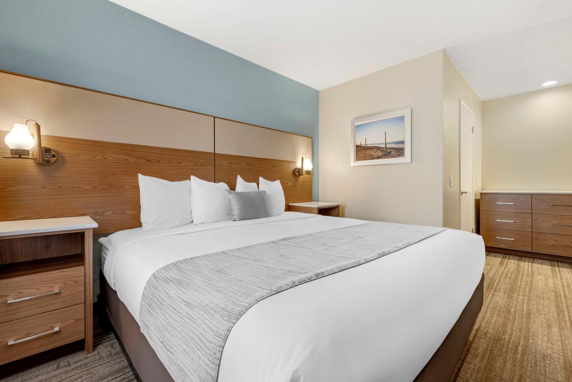 Two-Bedroom Suite One King Two Double Beds Full Kitchen Living Room Non-Smoking