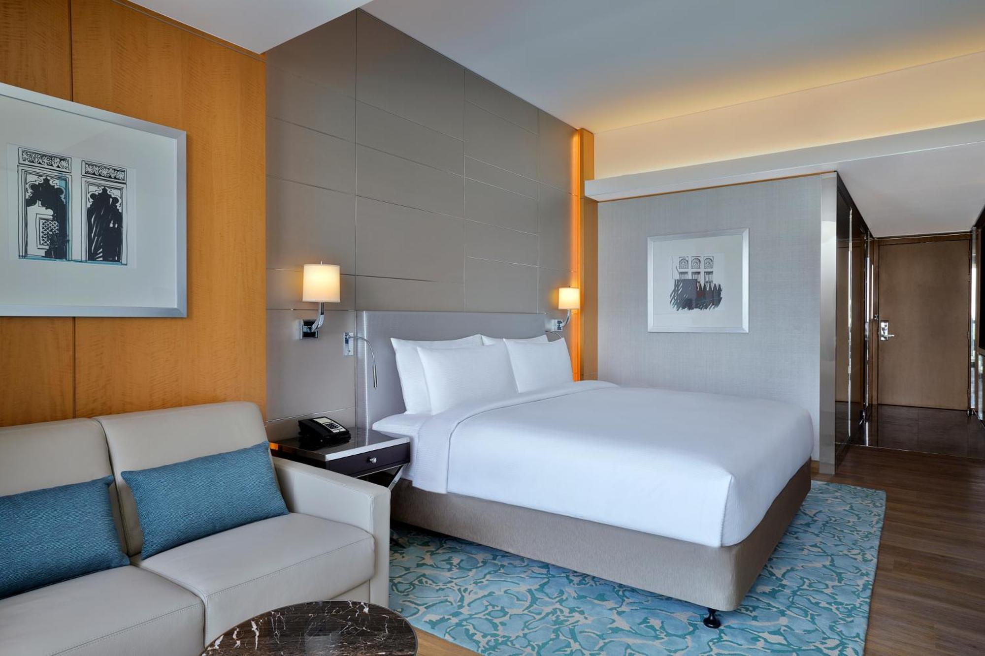 Zimmer mit Kingsize-Bett und Balkon