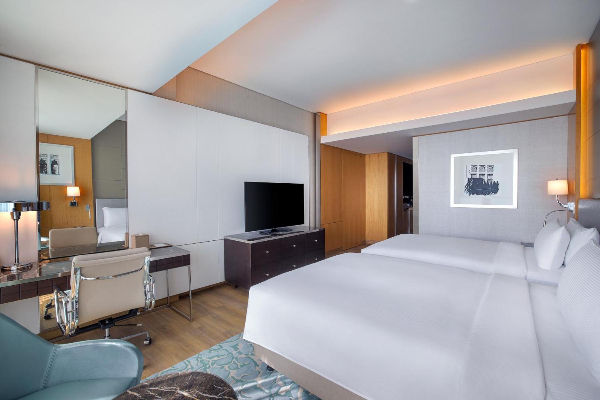 Doppelzimmer mit 2 Doppelbetten und Balkon