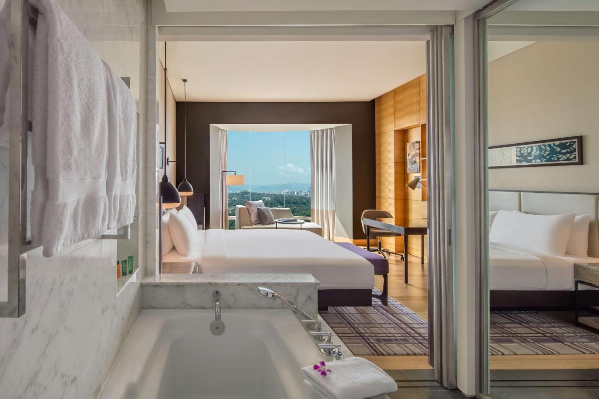 Executive Zimmer mit Kingsize-Bett und Seeblick