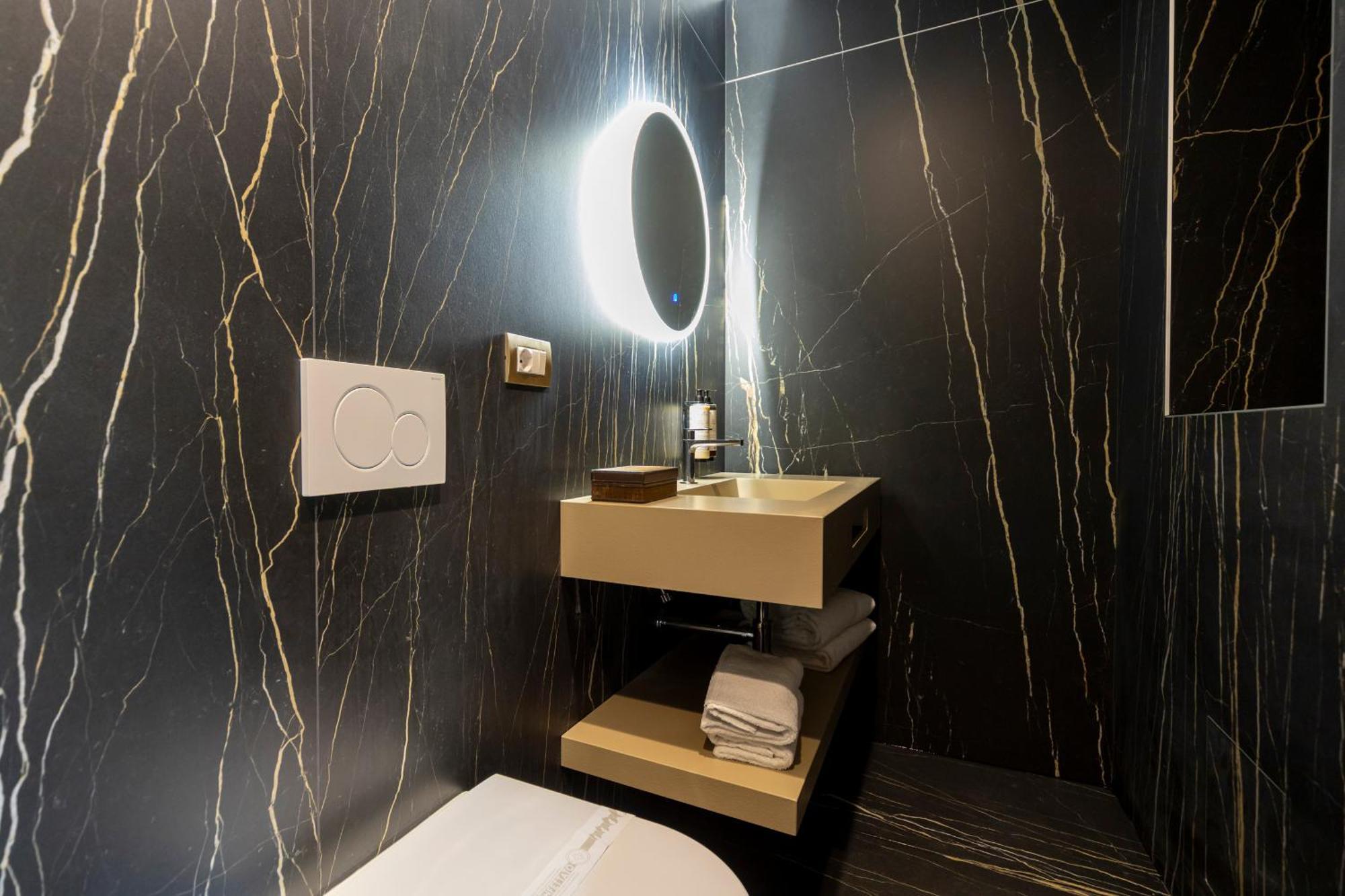 Suite mit Kingsize-Bett mit Whirlpool