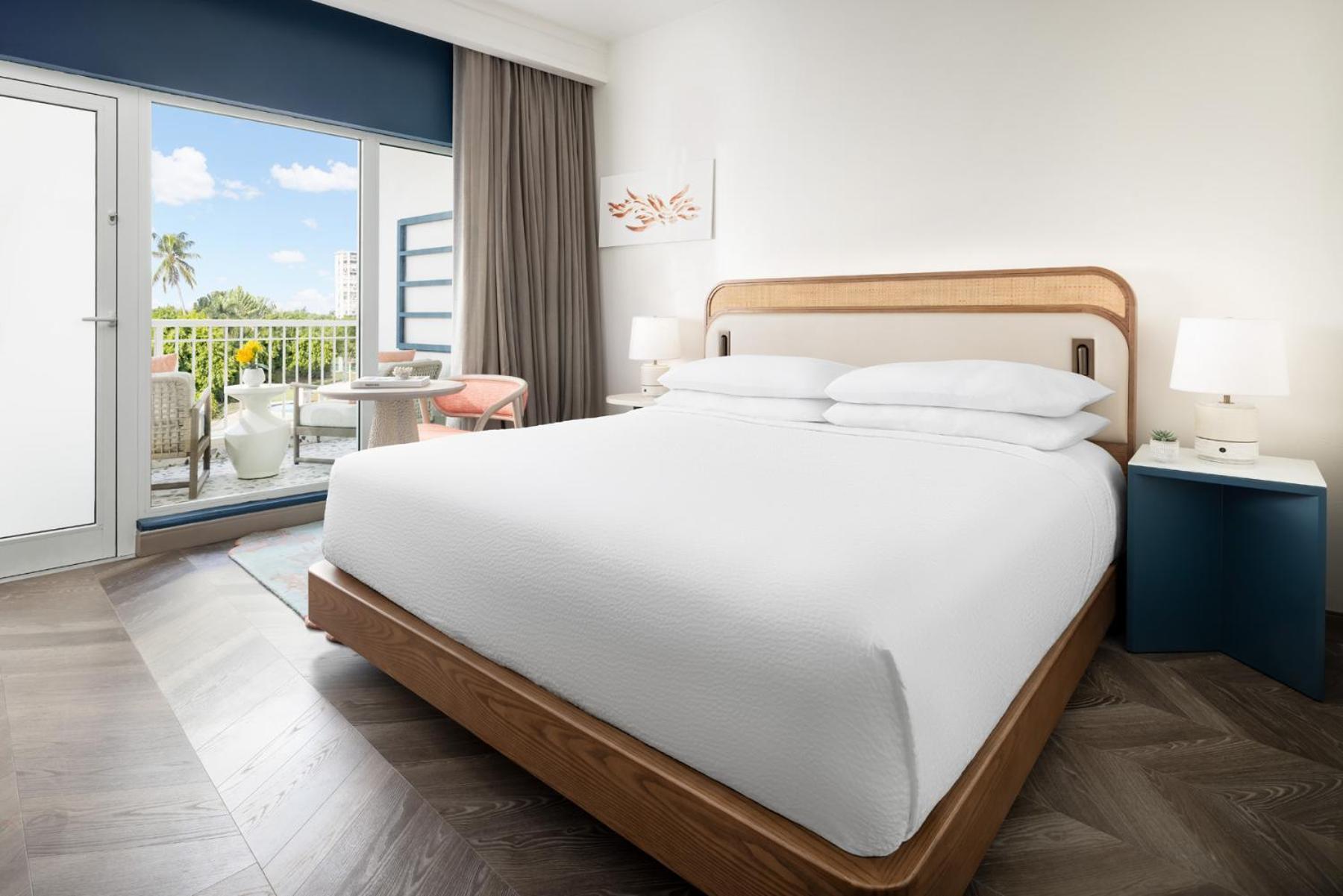 Zimmer mit Kingsize-Bett und Meerblick
