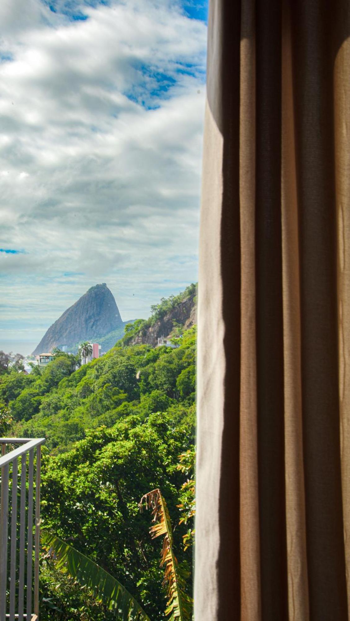 Zimmer mit Kingsize-Bett und Bergblick