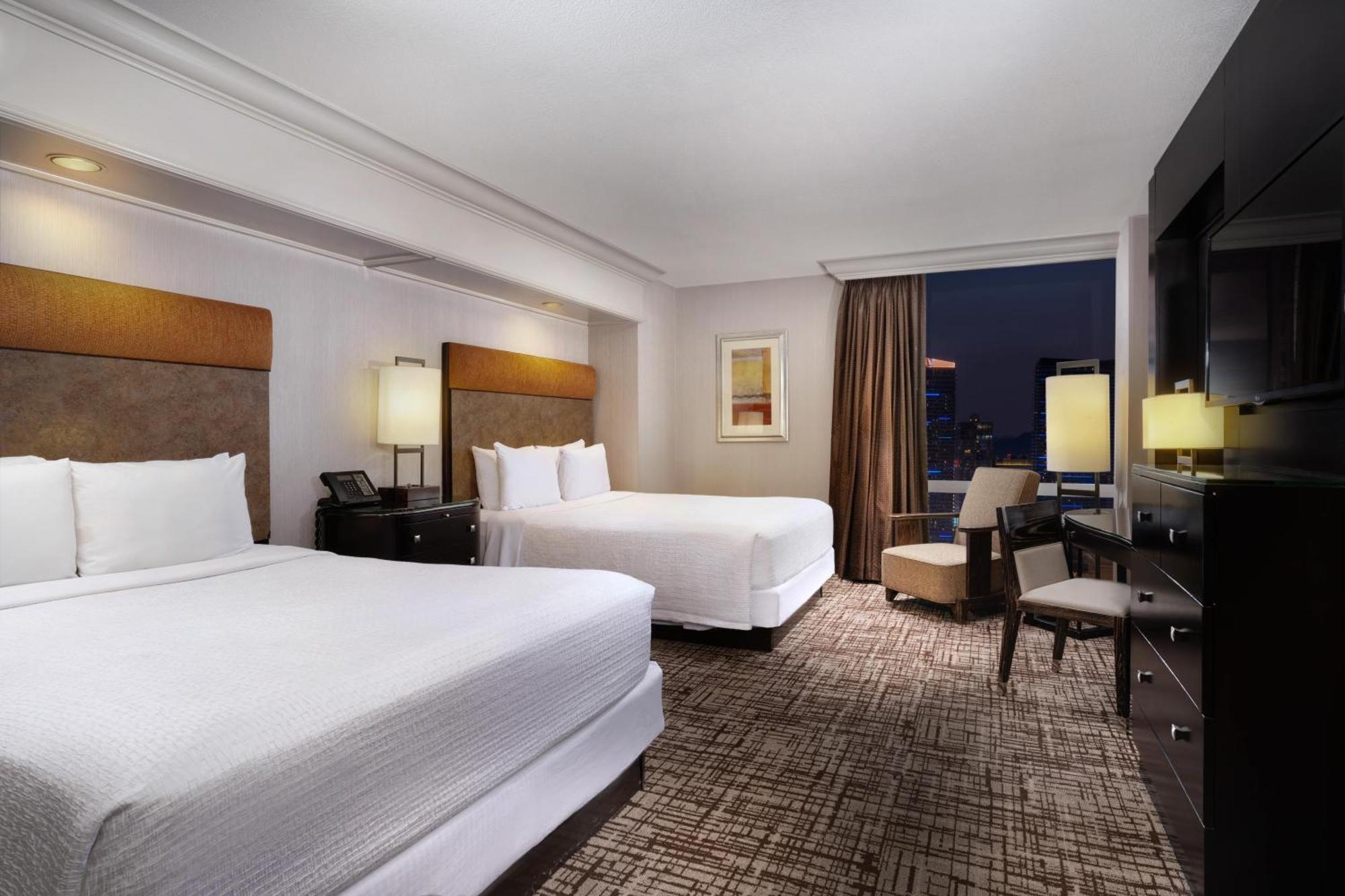 Zimmer mit Blick auf den Strip und 1 Kingsize-Bett oder 2 Queensize-Betten
