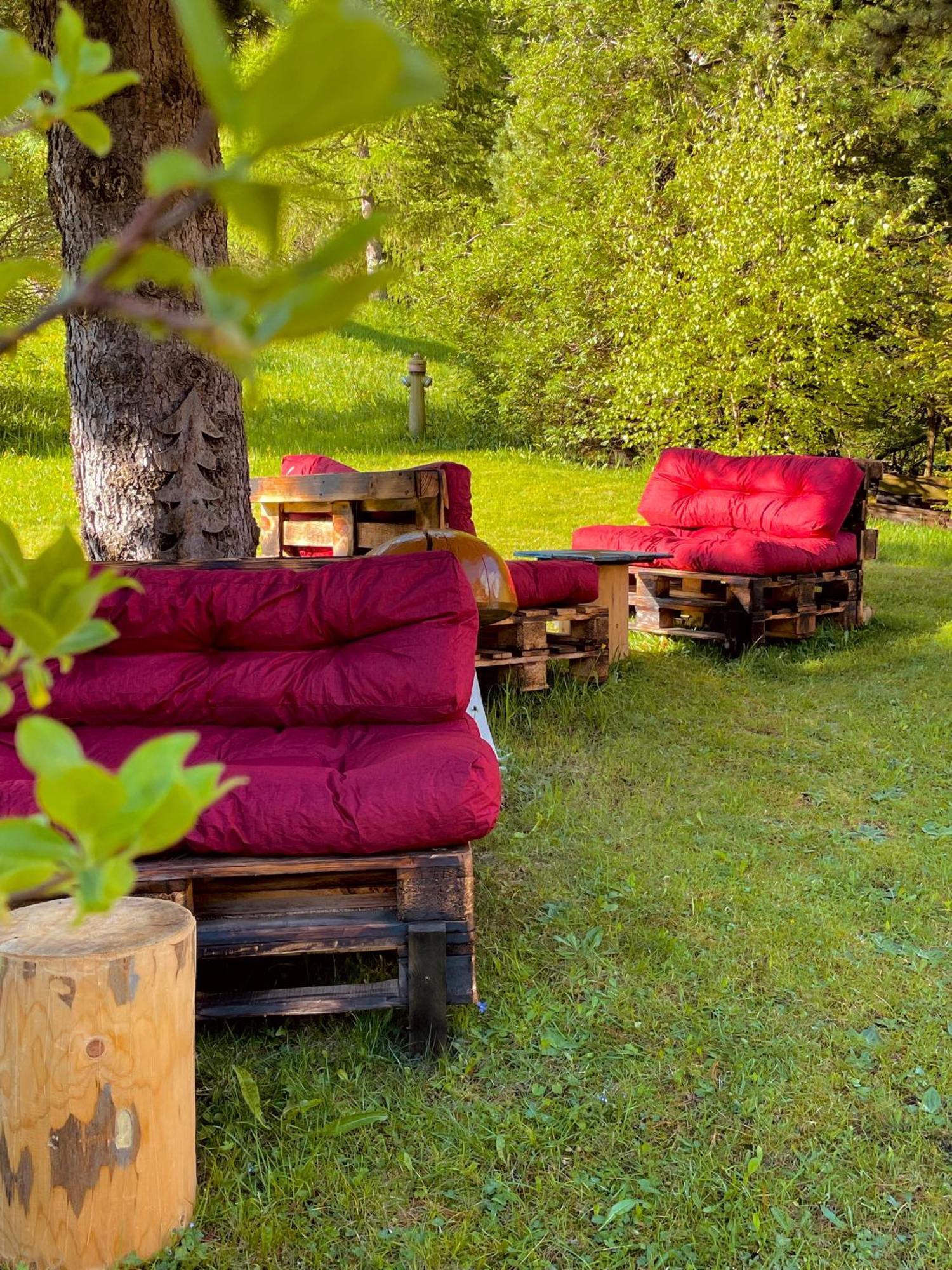 Zimmer mit Kingsize-Bett und Bergblick
